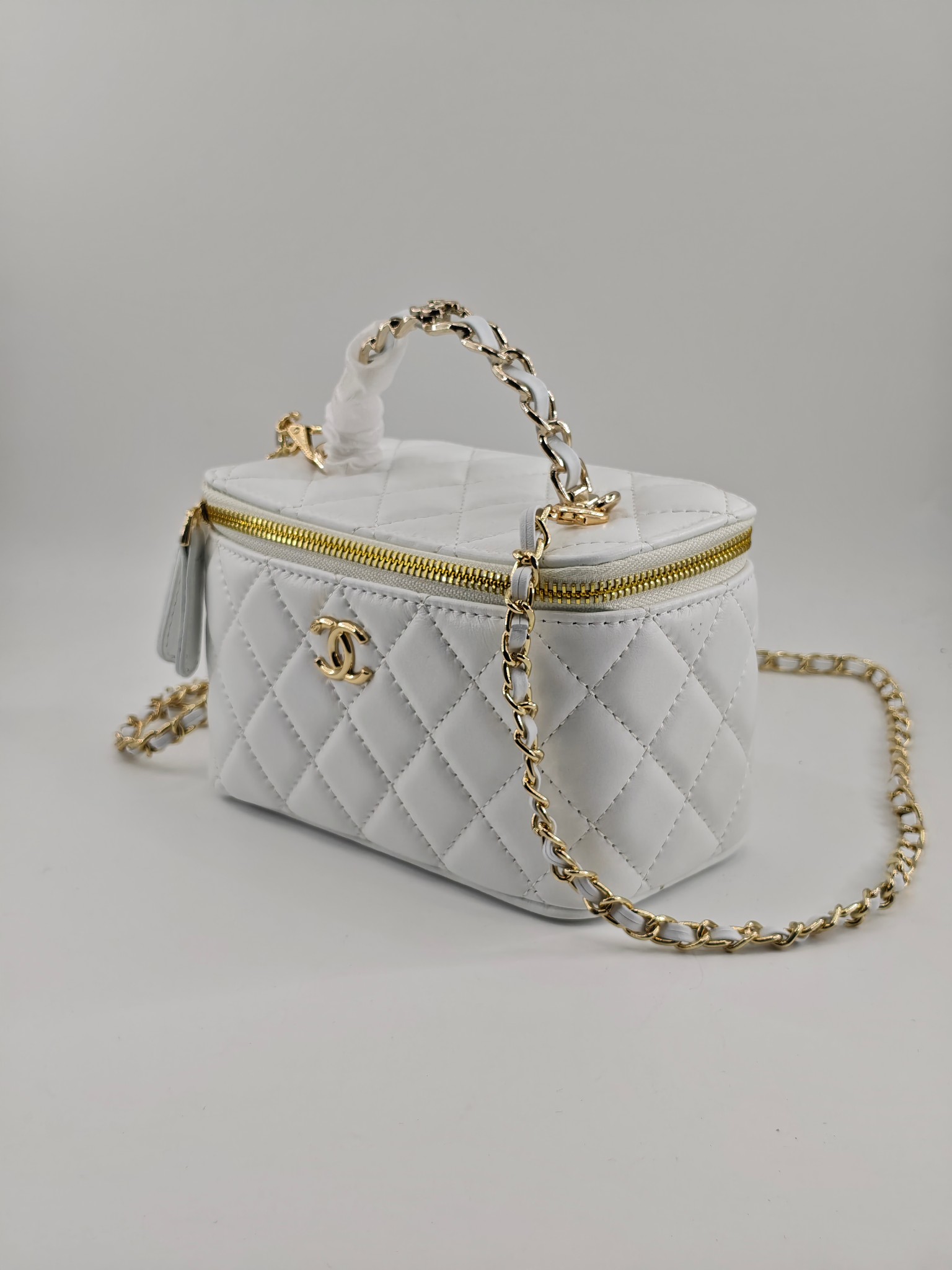 小香化妆包配金属链条化妆镜
白色头层小羊皮金扣
实物实拍
尺寸：18*10*9
款号：760
