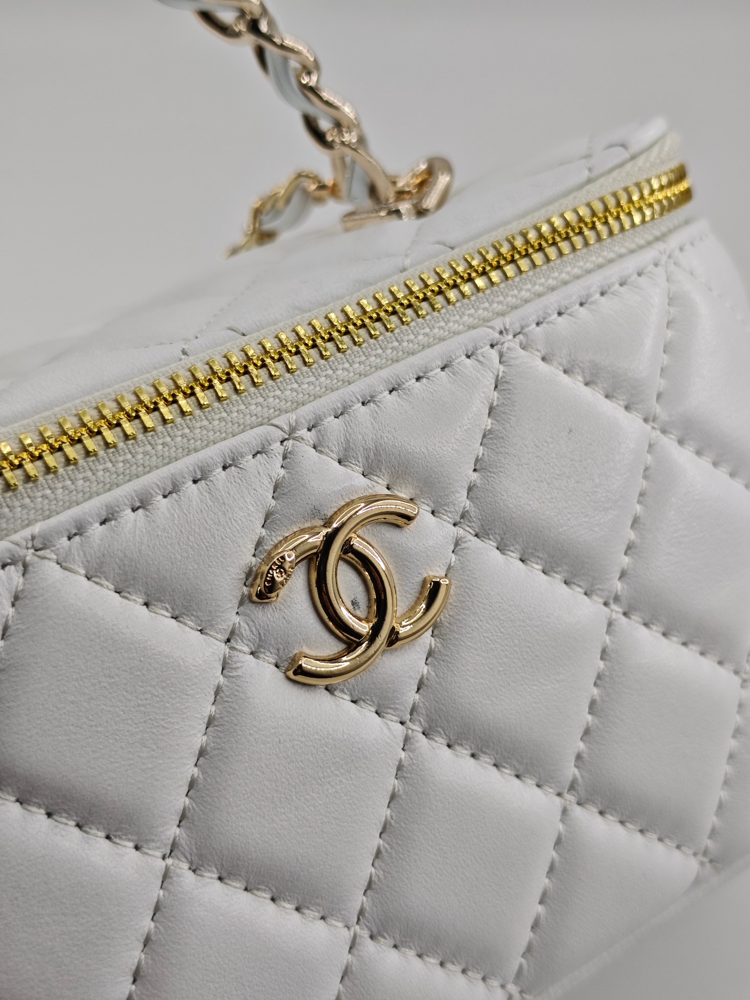 小香化妆包配金属链条化妆镜
白色头层小羊皮金扣
实物实拍
尺寸：18*10*9
款号：760
