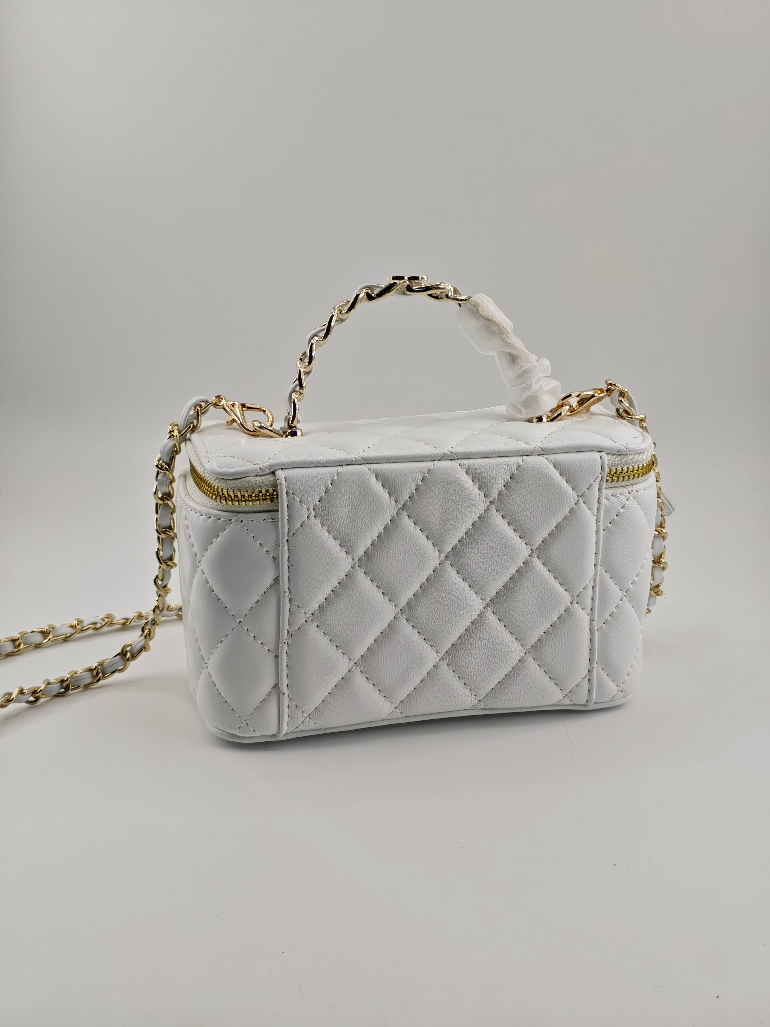 小香化妆包配金属链条化妆镜
白色头层小羊皮金扣
实物实拍
尺寸：18*10*9
款号：760
