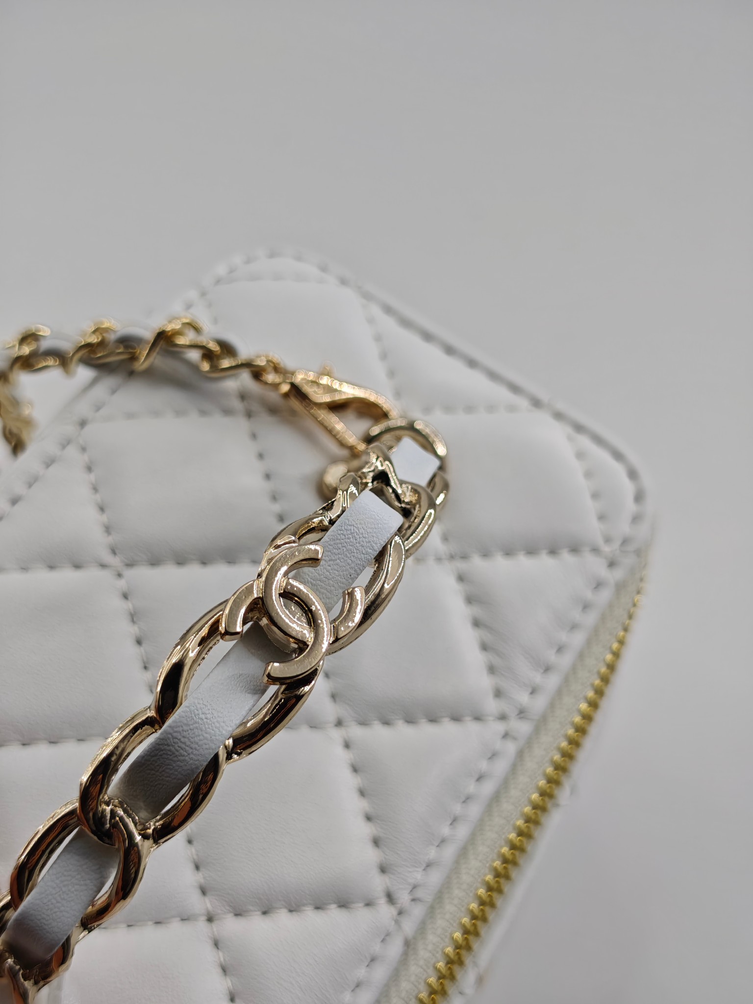 小香化妆包配金属链条化妆镜
白色头层小羊皮金扣
实物实拍
尺寸：18*10*9
款号：760
