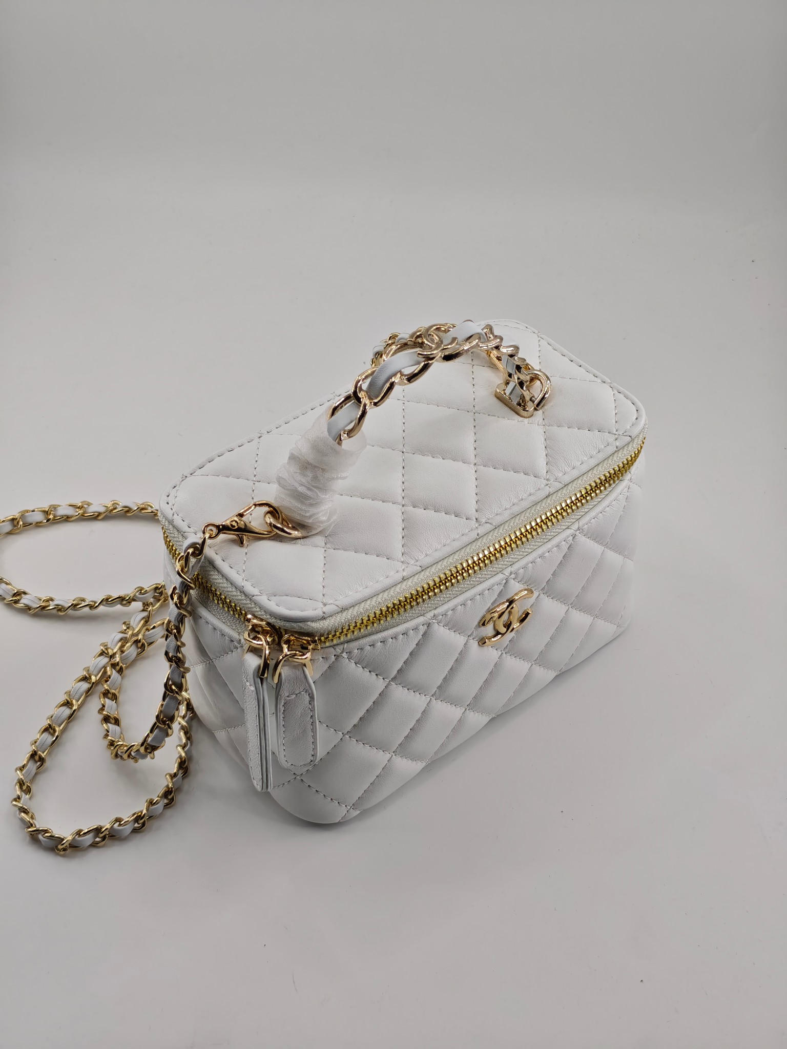 小香化妆包配金属链条化妆镜
白色头层小羊皮金扣
实物实拍
尺寸：18*10*9
款号：760
