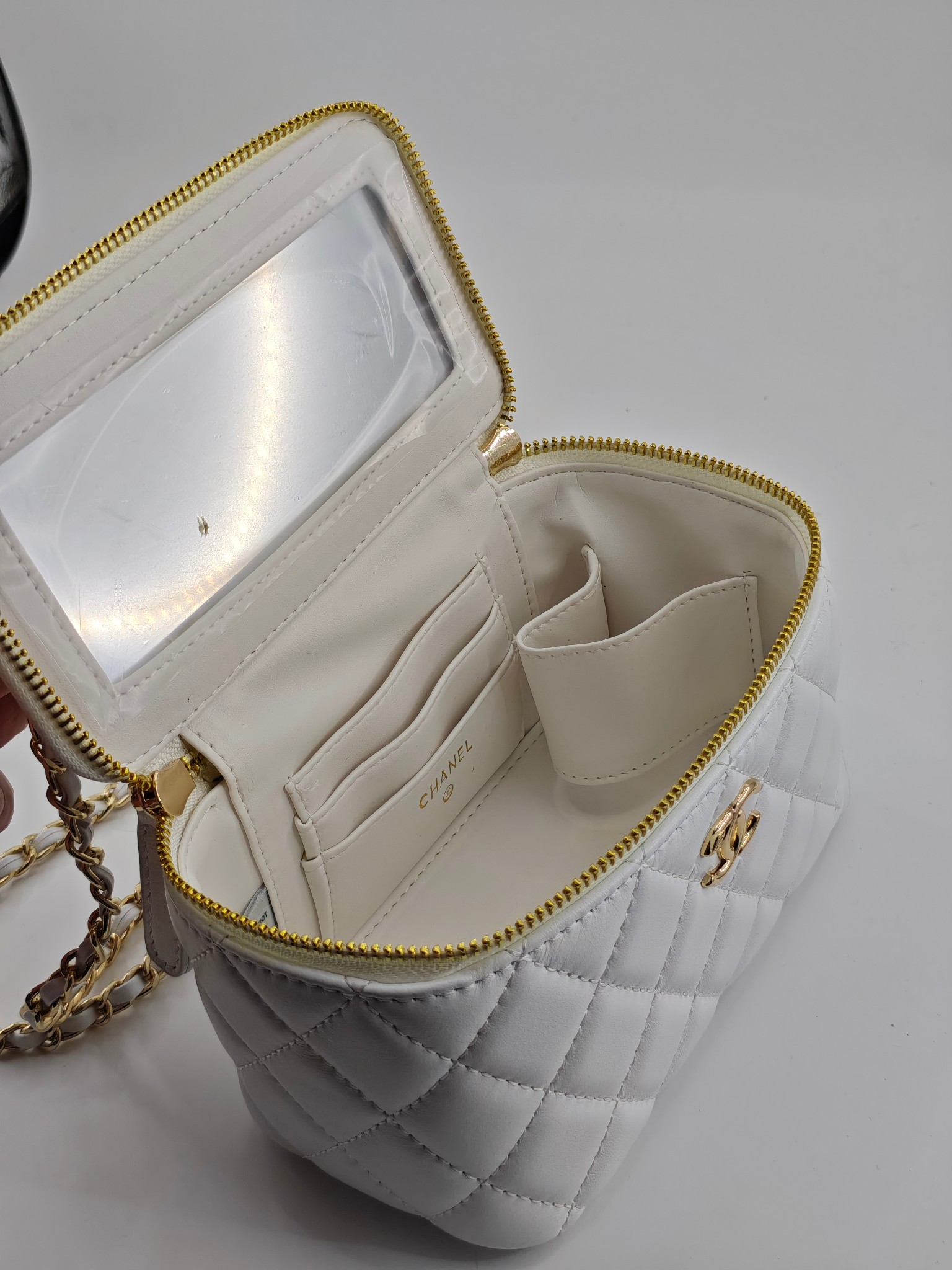 小香化妆包配金属链条化妆镜
白色头层小羊皮金扣
实物实拍
尺寸：18*10*9
款号：760
