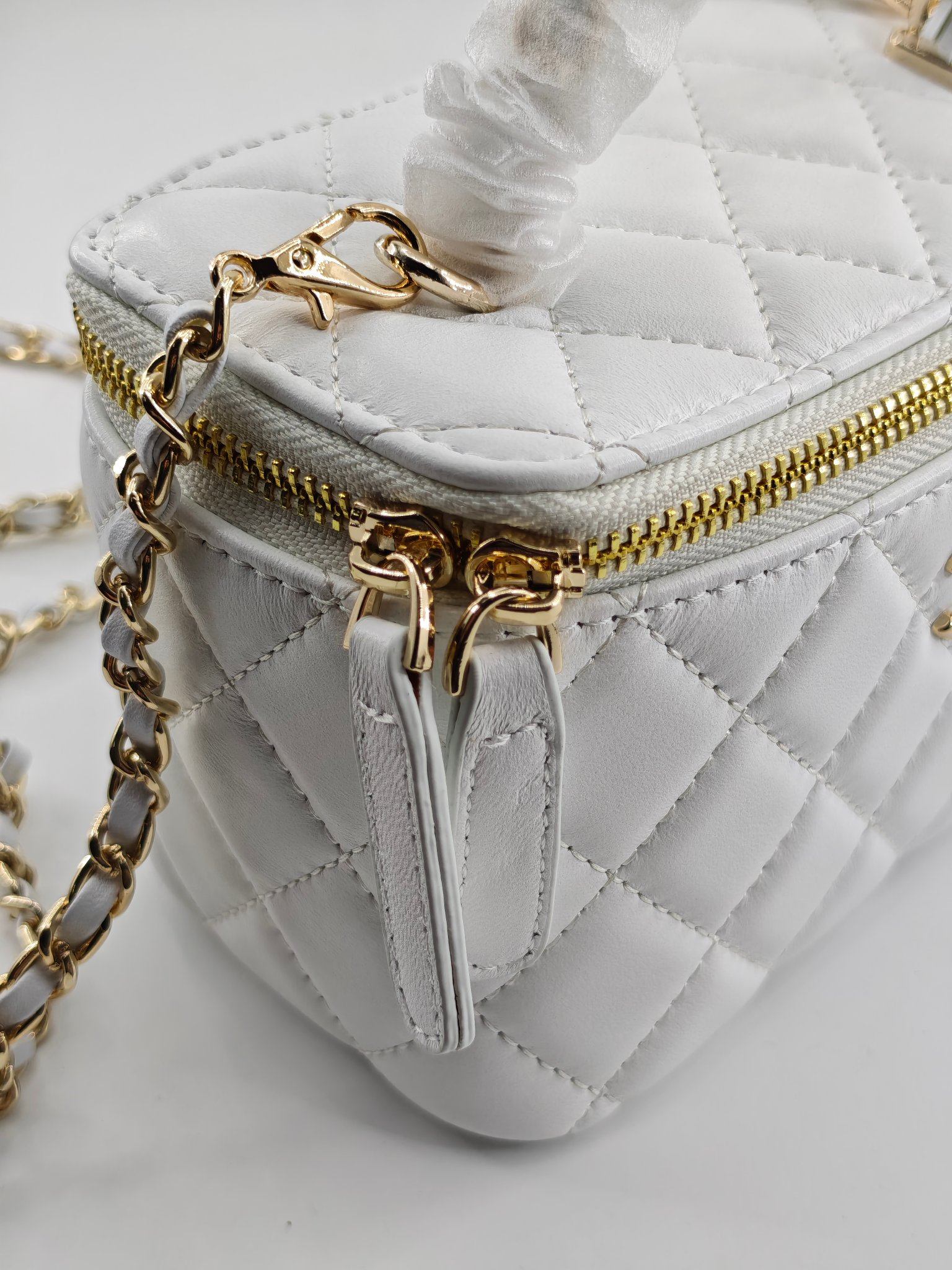 小香化妆包配金属链条化妆镜
白色头层小羊皮金扣
实物实拍
尺寸：18*10*9
款号：760
