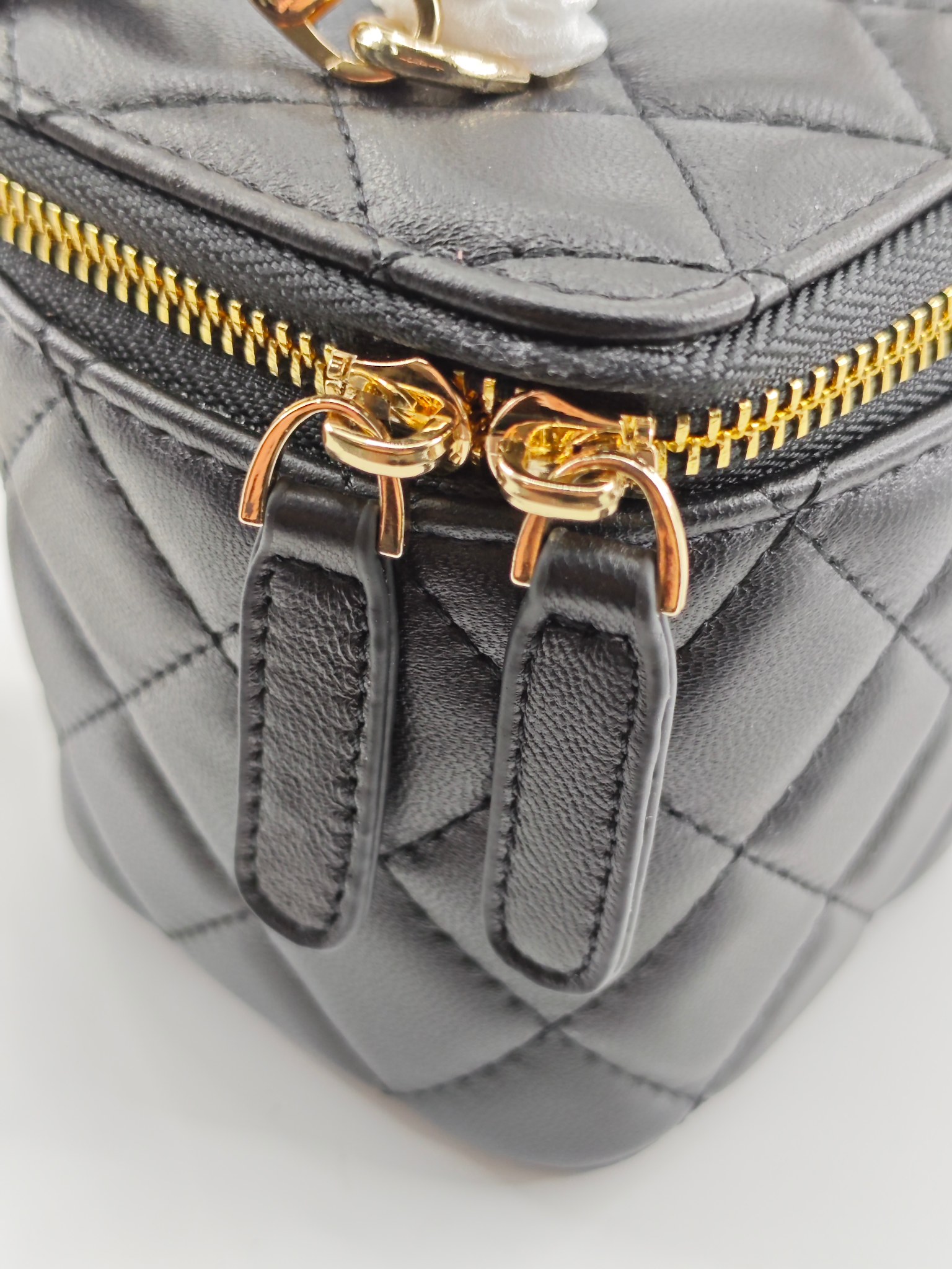 小香化妆包配金属链条化妆镜
黑色头层小羊皮金扣
实物实拍
尺寸：18*10*9
款号：760
