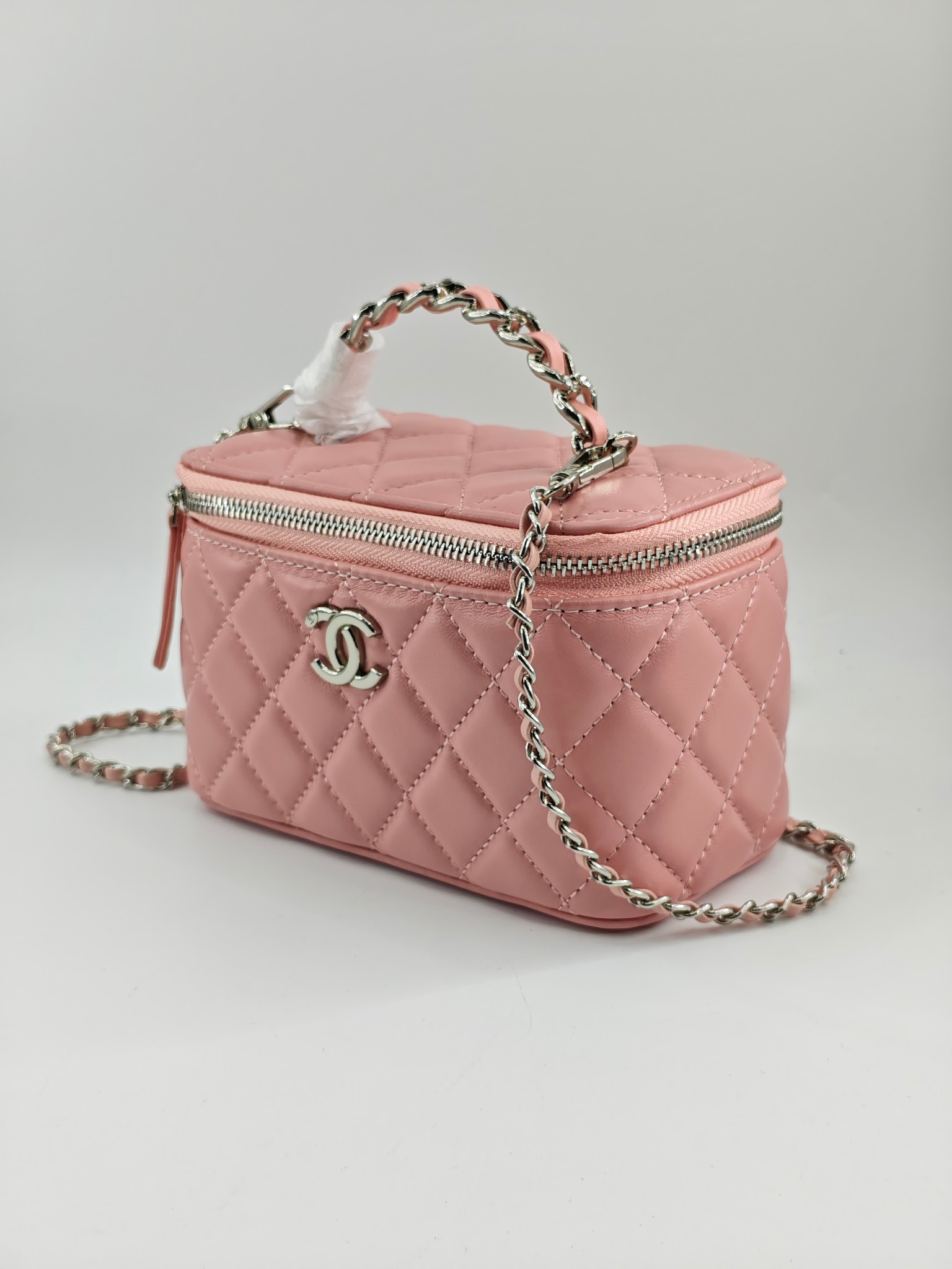 小香化妆包钻石手腕配金属链条化妆镜
粉色头层小羊皮金扣
实物实拍
尺寸：18*10*9
款号：760-1