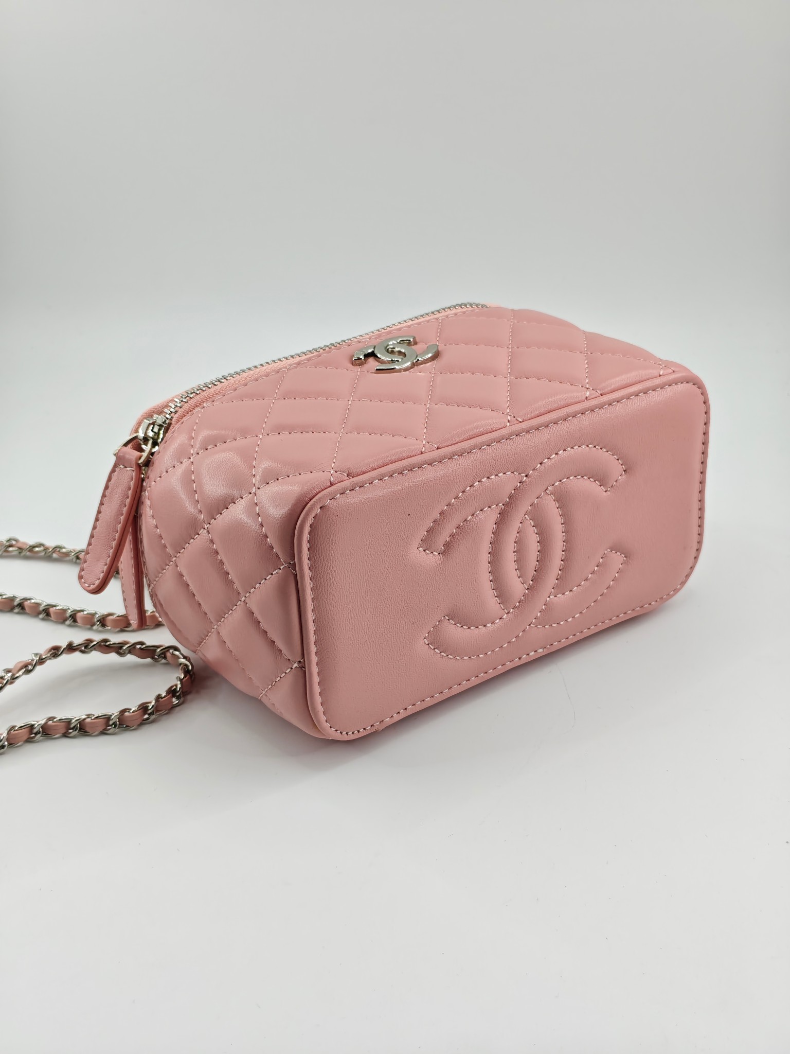 小香化妆包钻石手腕配金属链条化妆镜
粉色头层小羊皮金扣
实物实拍
尺寸：18*10*9
款号：760-1