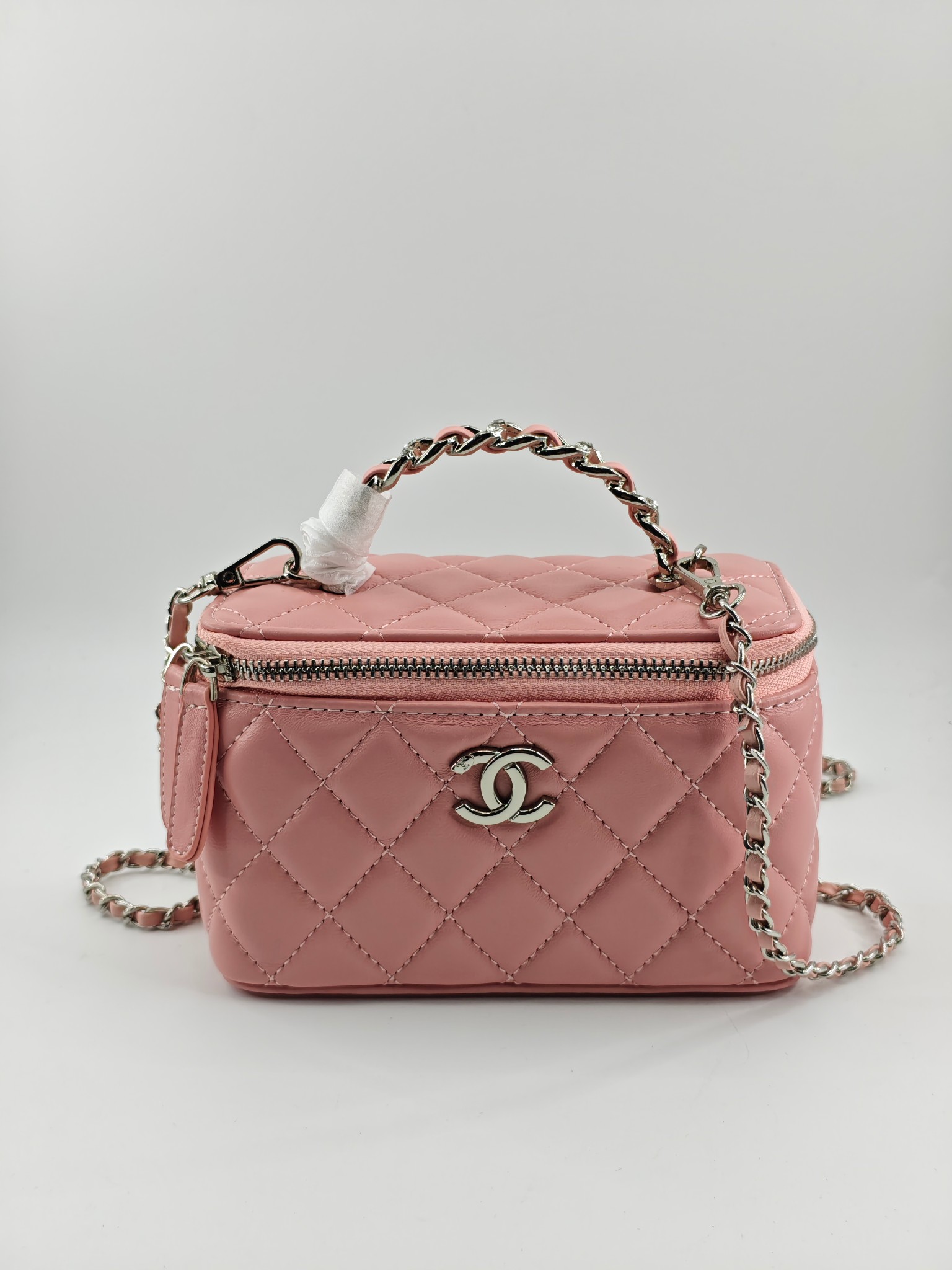 小香化妆包钻石手腕配金属链条化妆镜
粉色头层小羊皮金扣
实物实拍
尺寸：18*10*9
款号：760-1