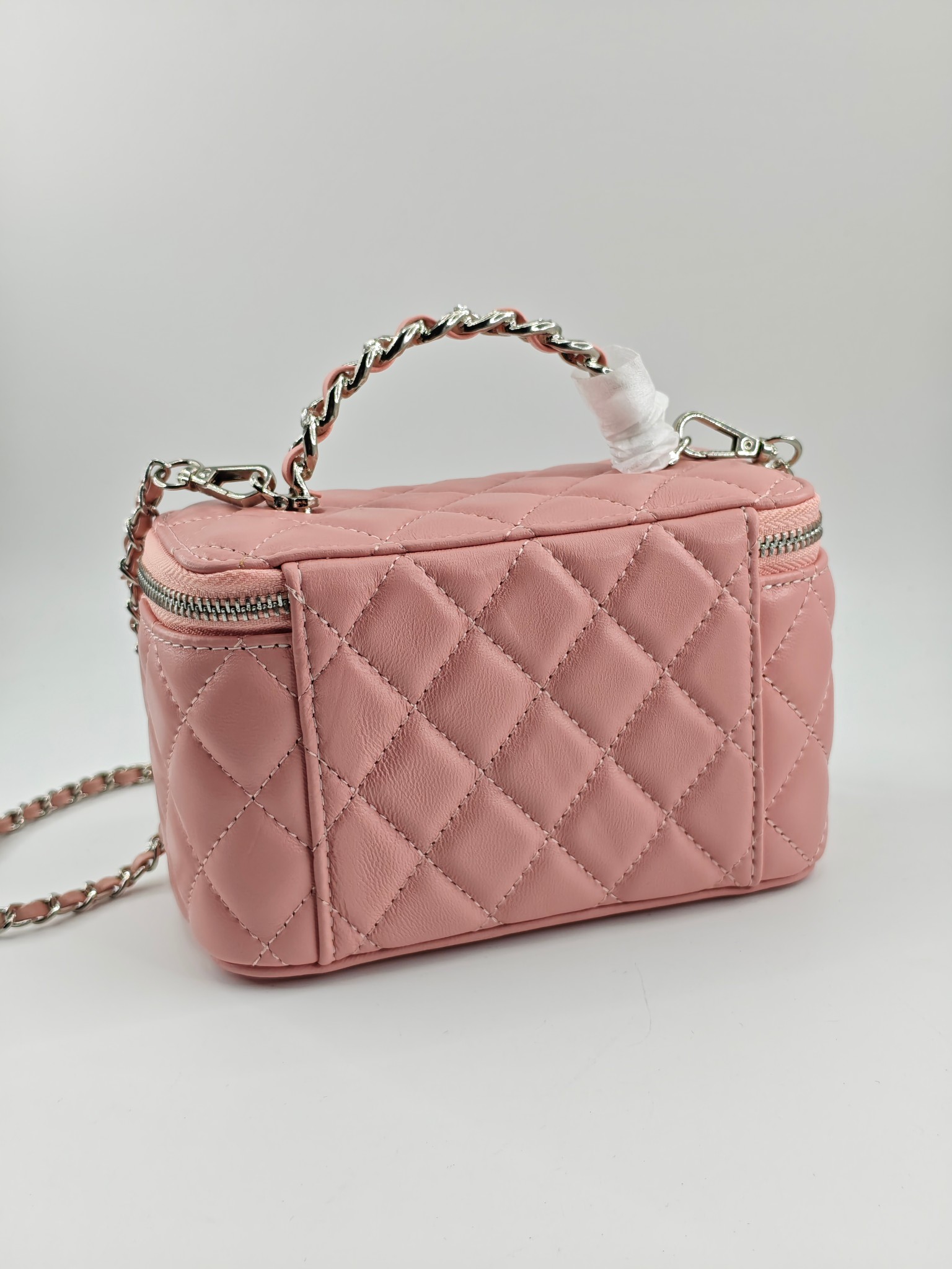 小香化妆包钻石手腕配金属链条化妆镜
粉色头层小羊皮金扣
实物实拍
尺寸：18*10*9
款号：760-1