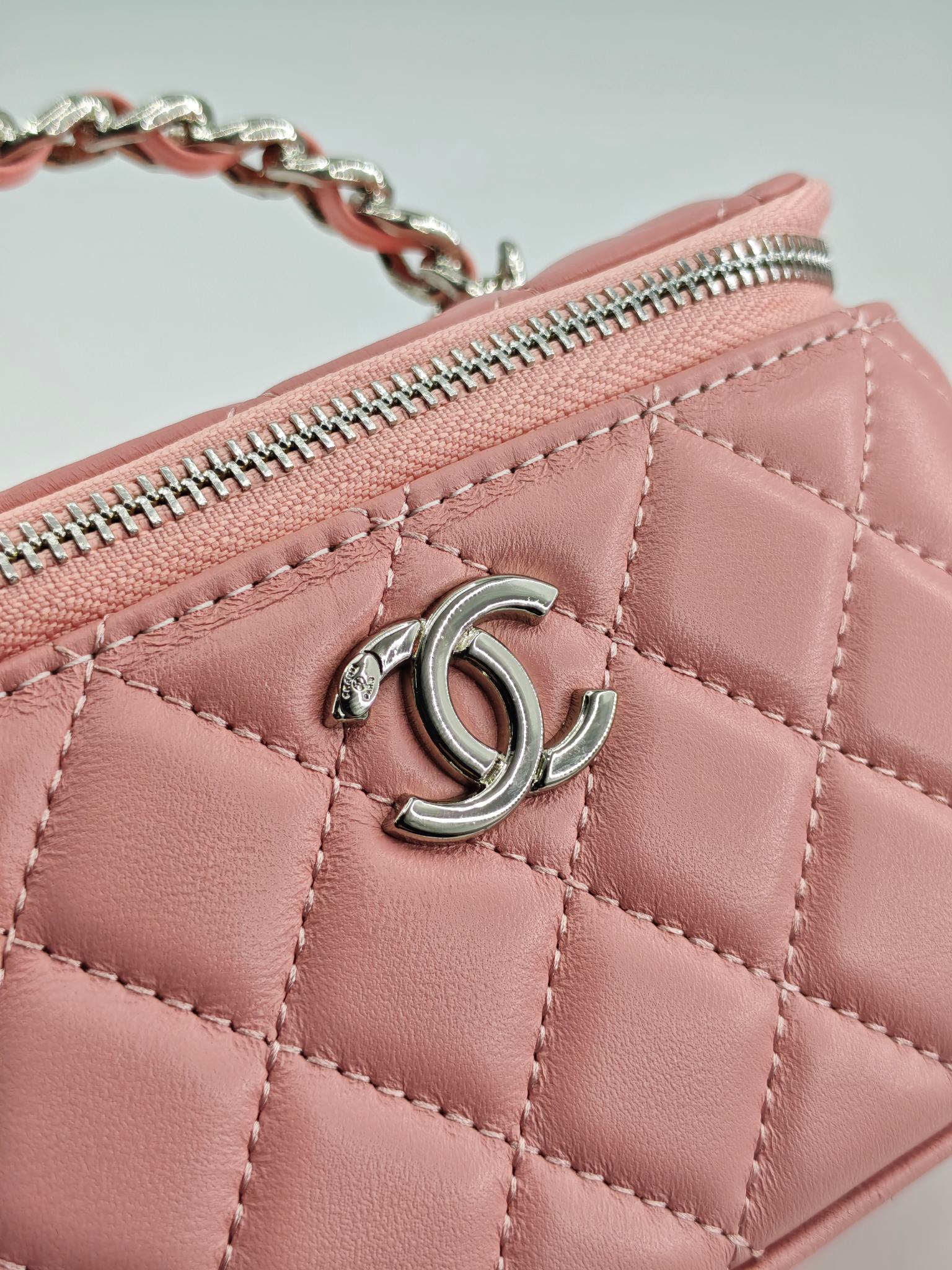 小香化妆包钻石手腕配金属链条化妆镜
粉色头层小羊皮金扣
实物实拍
尺寸：18*10*9
款号：760-1