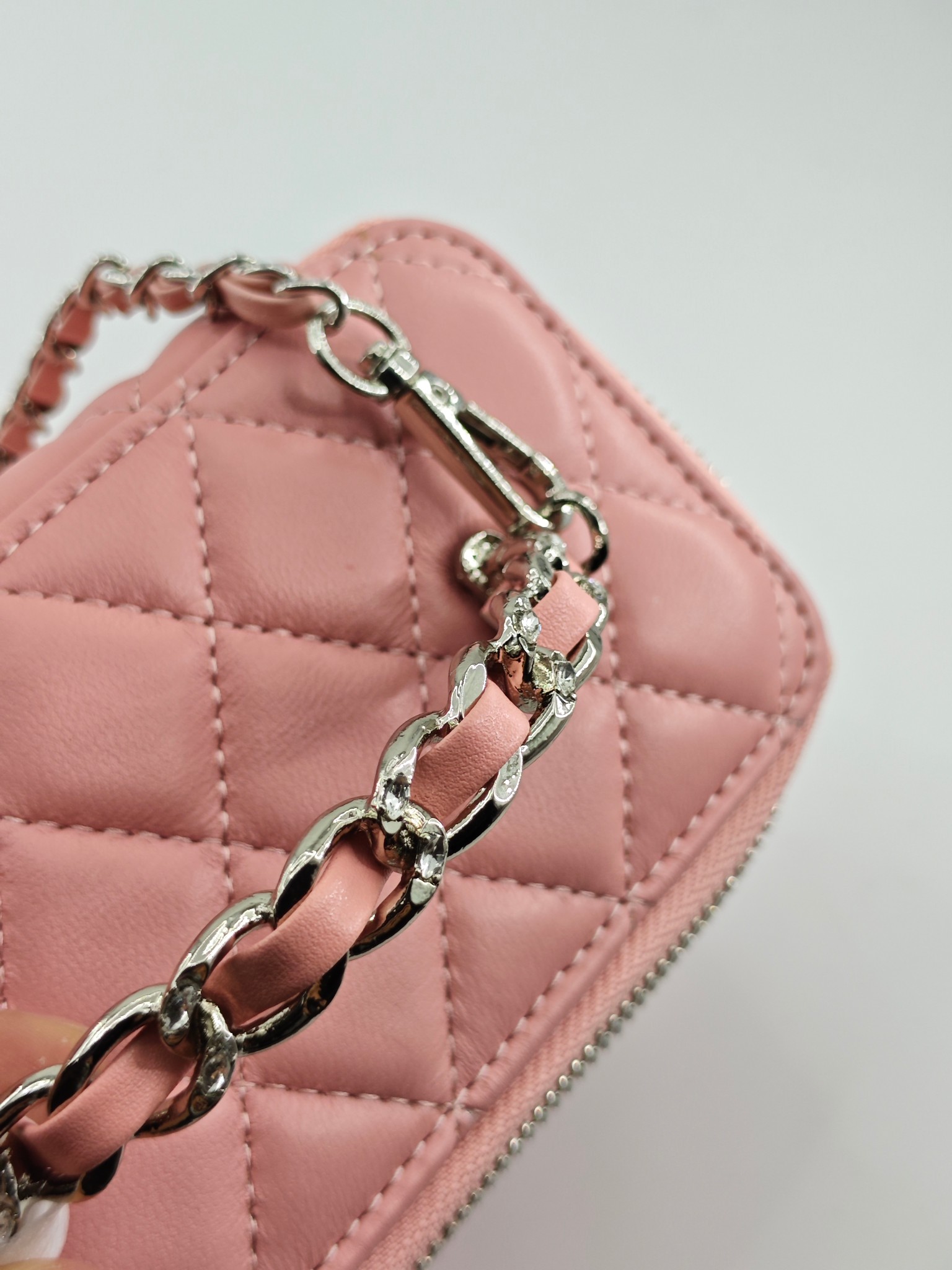 小香化妆包钻石手腕配金属链条化妆镜
粉色头层小羊皮金扣
实物实拍
尺寸：18*10*9
款号：760-1