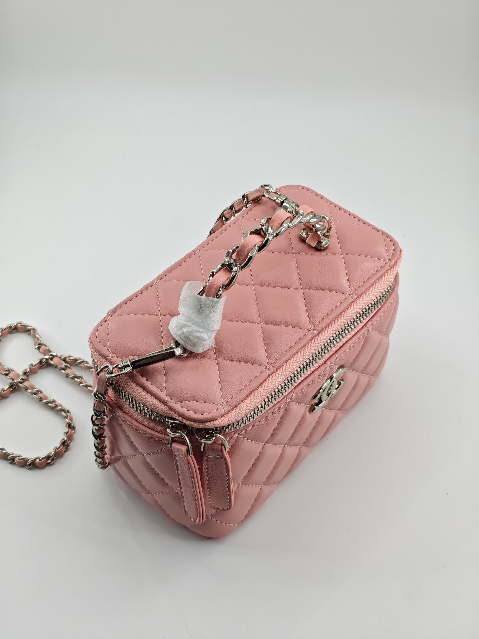 小香化妆包钻石手腕配金属链条化妆镜
粉色头层小羊皮金扣
实物实拍
尺寸：18*10*9
款号：760-1