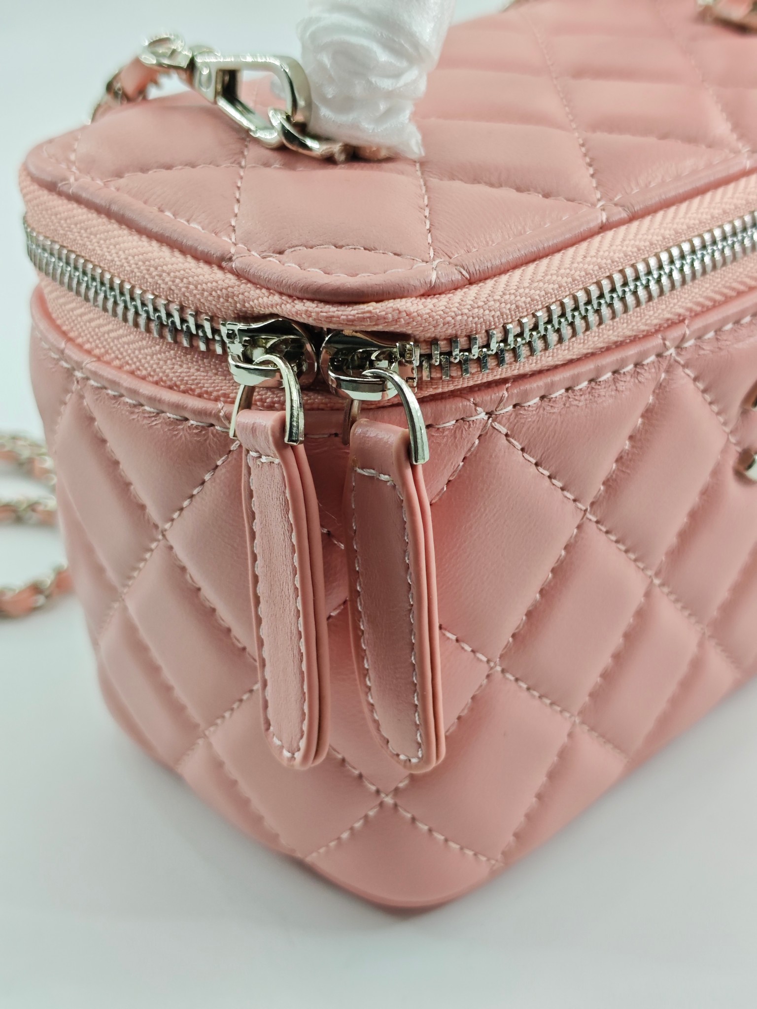 小香化妆包钻石手腕配金属链条化妆镜
粉色头层小羊皮金扣
实物实拍
尺寸：18*10*9
款号：760-1