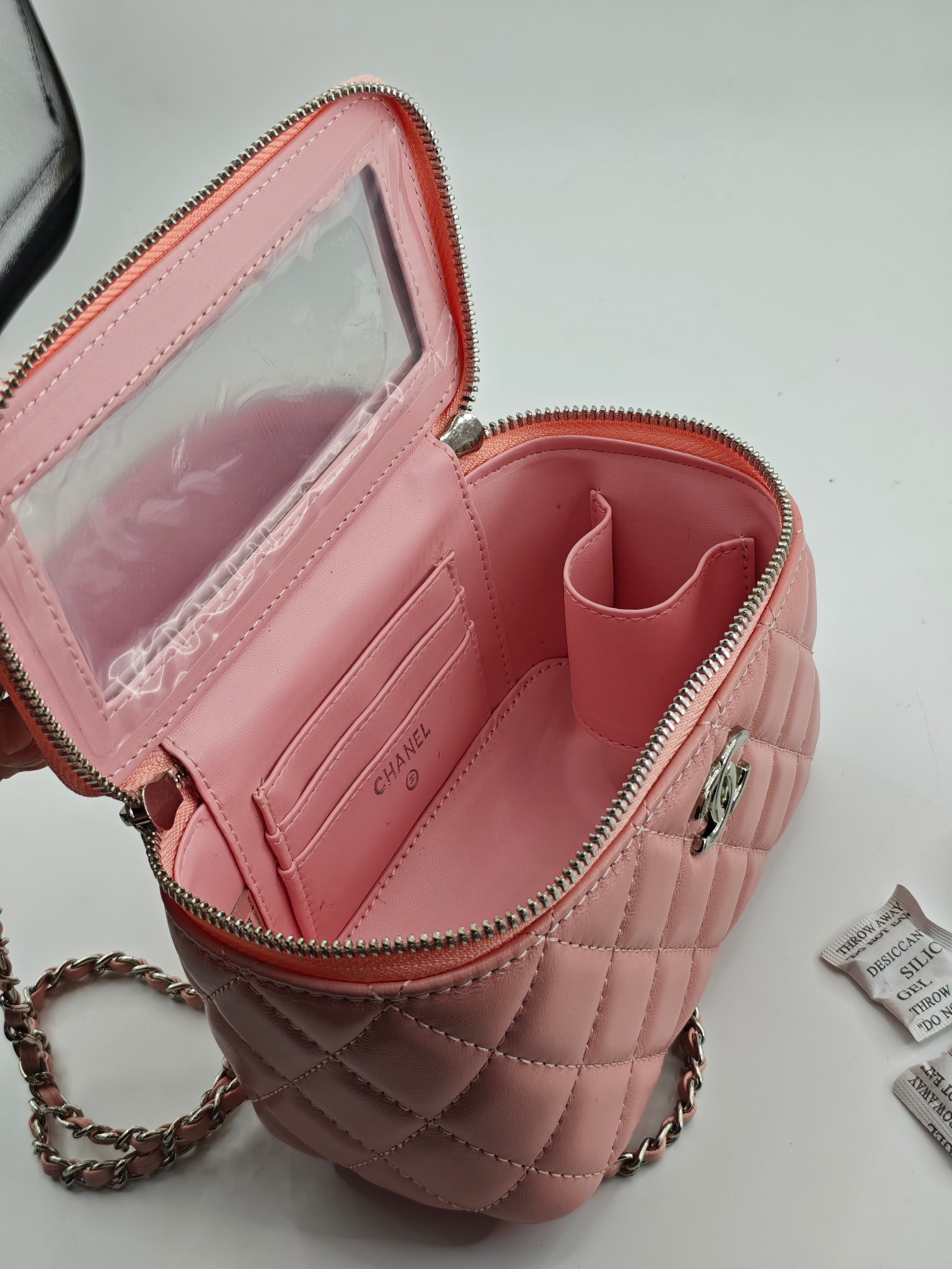 小香化妆包钻石手腕配金属链条化妆镜
粉色头层小羊皮金扣
实物实拍
尺寸：18*10*9
款号：760-1