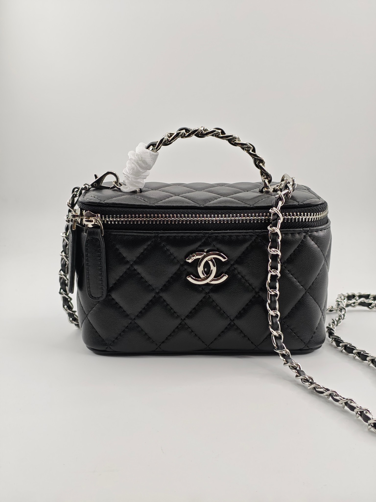 小香化妆包钻石手腕配金属链条化妆镜
黑色头层小羊皮金扣
实物实拍
尺寸：18*10*9
款号：760-1