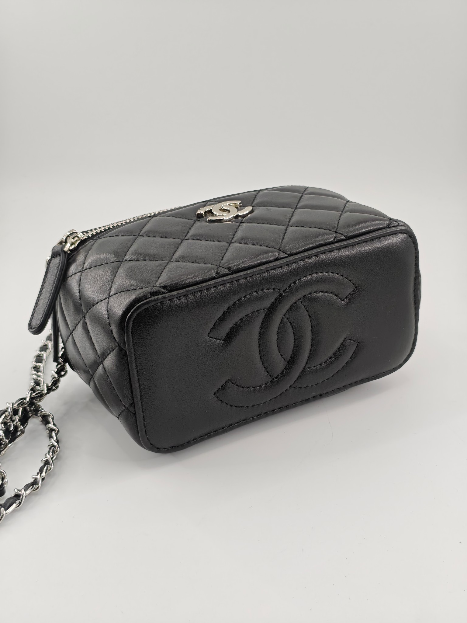 小香化妆包钻石手腕配金属链条化妆镜
黑色头层小羊皮金扣
实物实拍
尺寸：18*10*9
款号：760-1