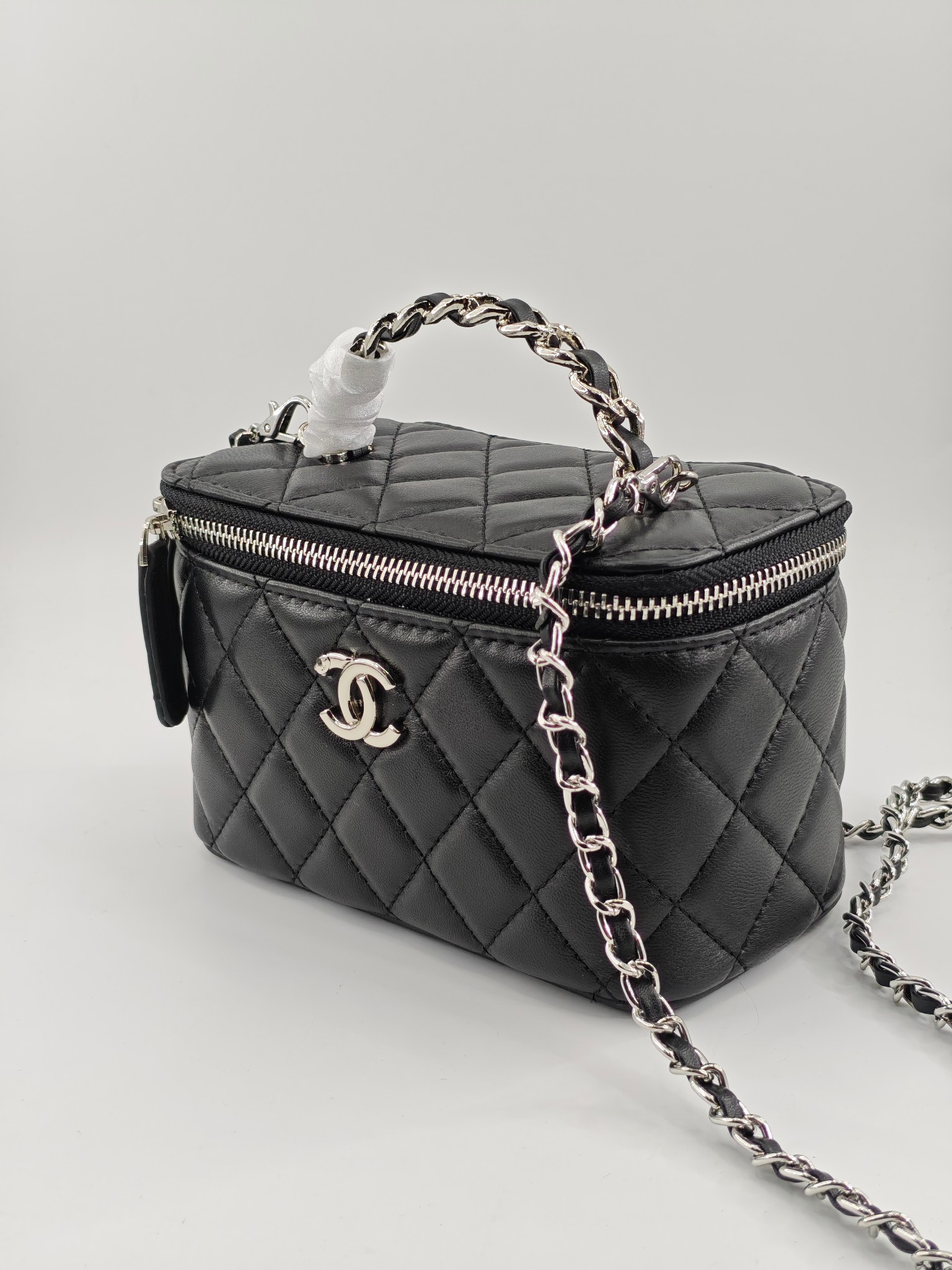 小香化妆包钻石手腕配金属链条化妆镜
黑色头层小羊皮金扣
实物实拍
尺寸：18*10*9
款号：760-1