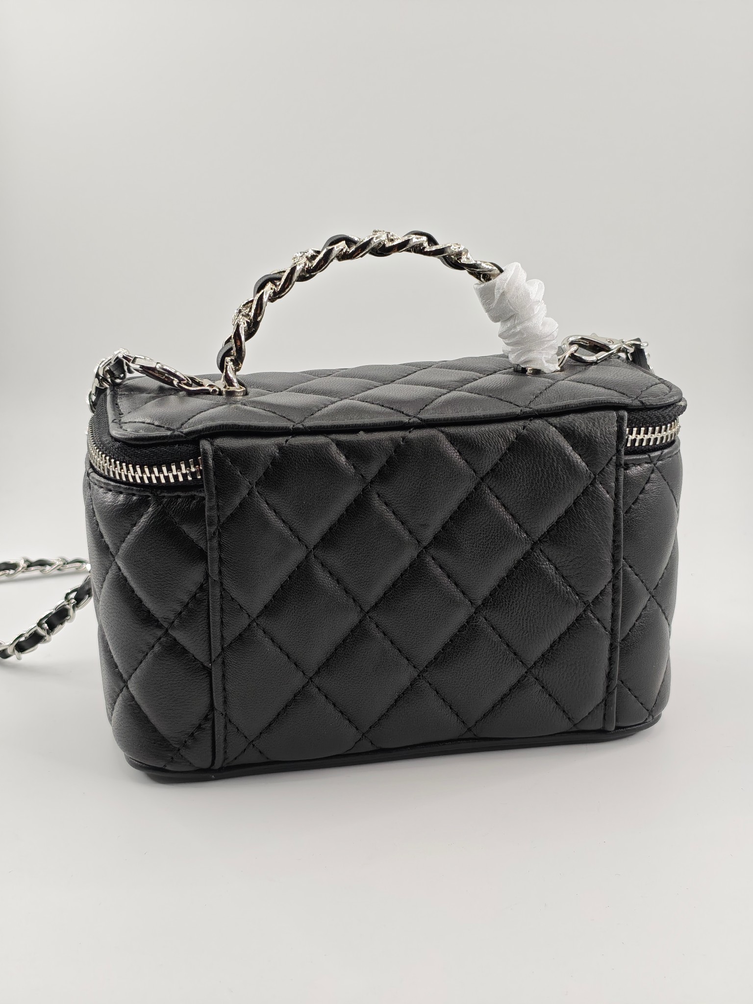 小香化妆包钻石手腕配金属链条化妆镜
黑色头层小羊皮金扣
实物实拍
尺寸：18*10*9
款号：760-1