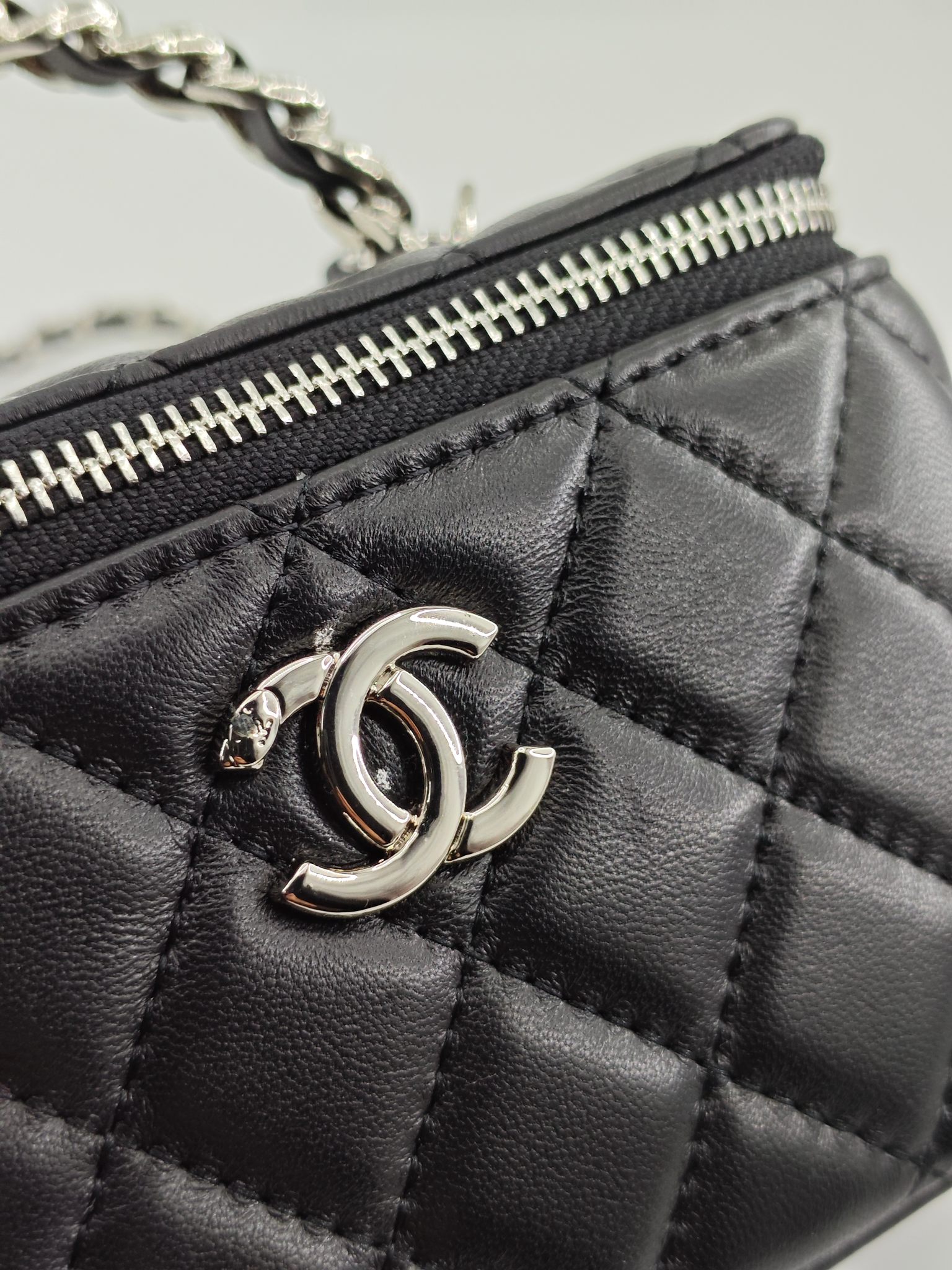 小香化妆包钻石手腕配金属链条化妆镜
黑色头层小羊皮金扣
实物实拍
尺寸：18*10*9
款号：760-1