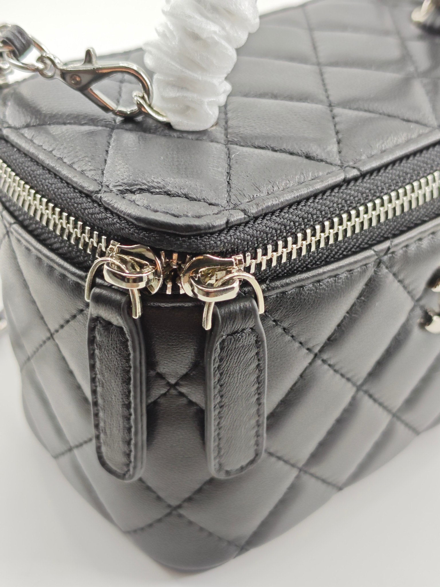 小香化妆包钻石手腕配金属链条化妆镜
黑色头层小羊皮金扣
实物实拍
尺寸：18*10*9
款号：760-1