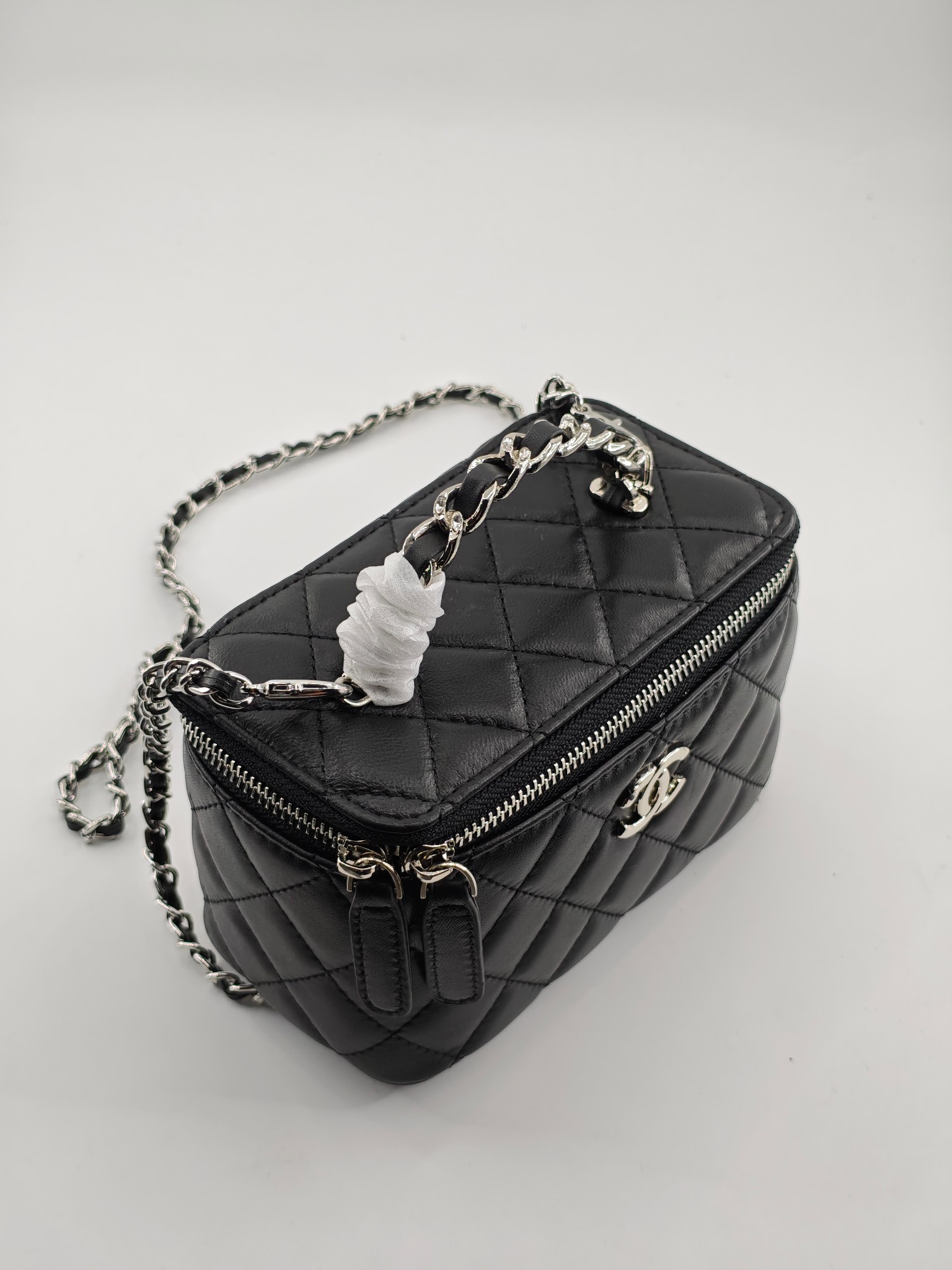 小香化妆包钻石手腕配金属链条化妆镜
黑色头层小羊皮金扣
实物实拍
尺寸：18*10*9
款号：760-1