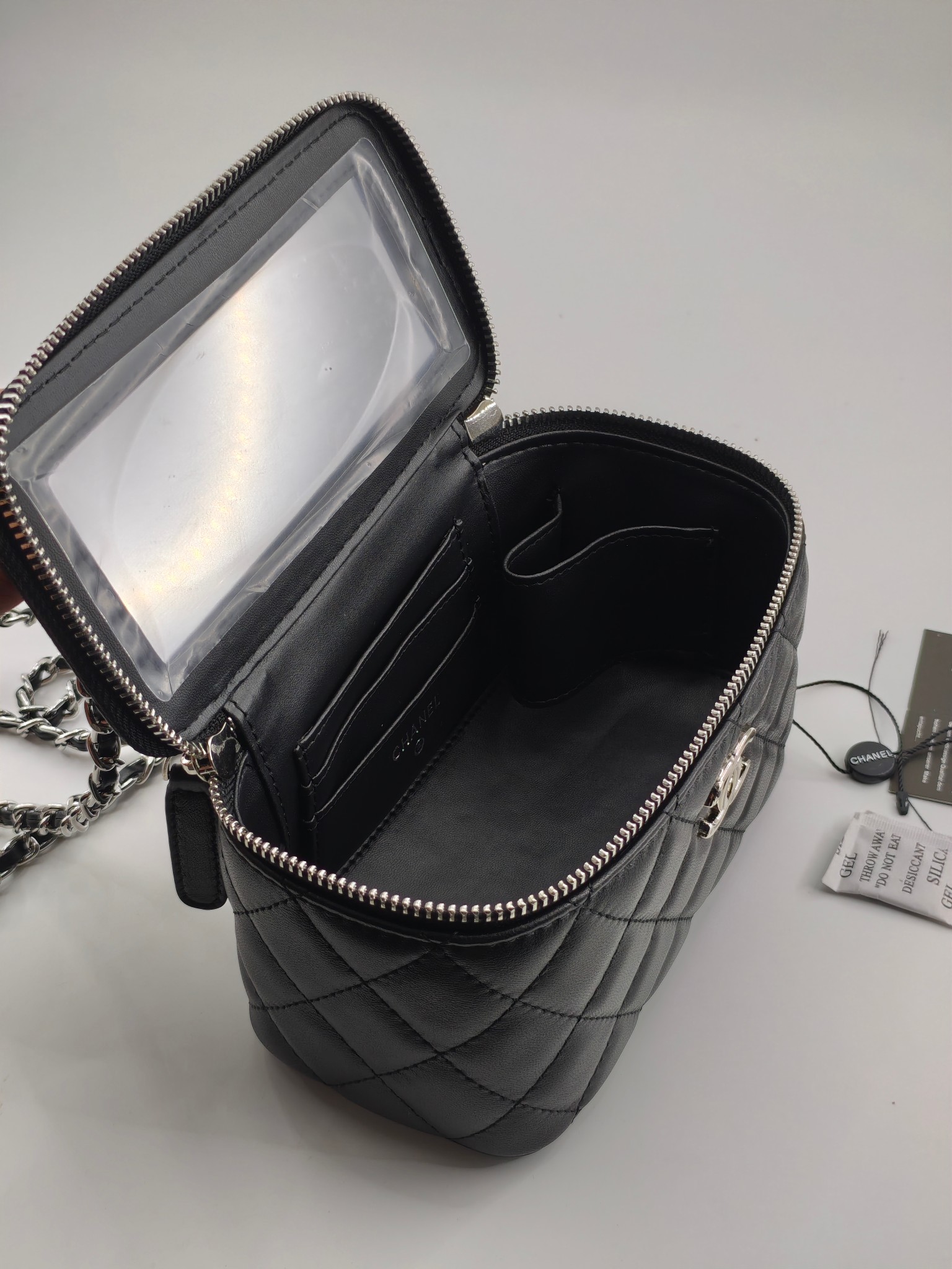 小香化妆包钻石手腕配金属链条化妆镜
黑色头层小羊皮金扣
实物实拍
尺寸：18*10*9
款号：760-1