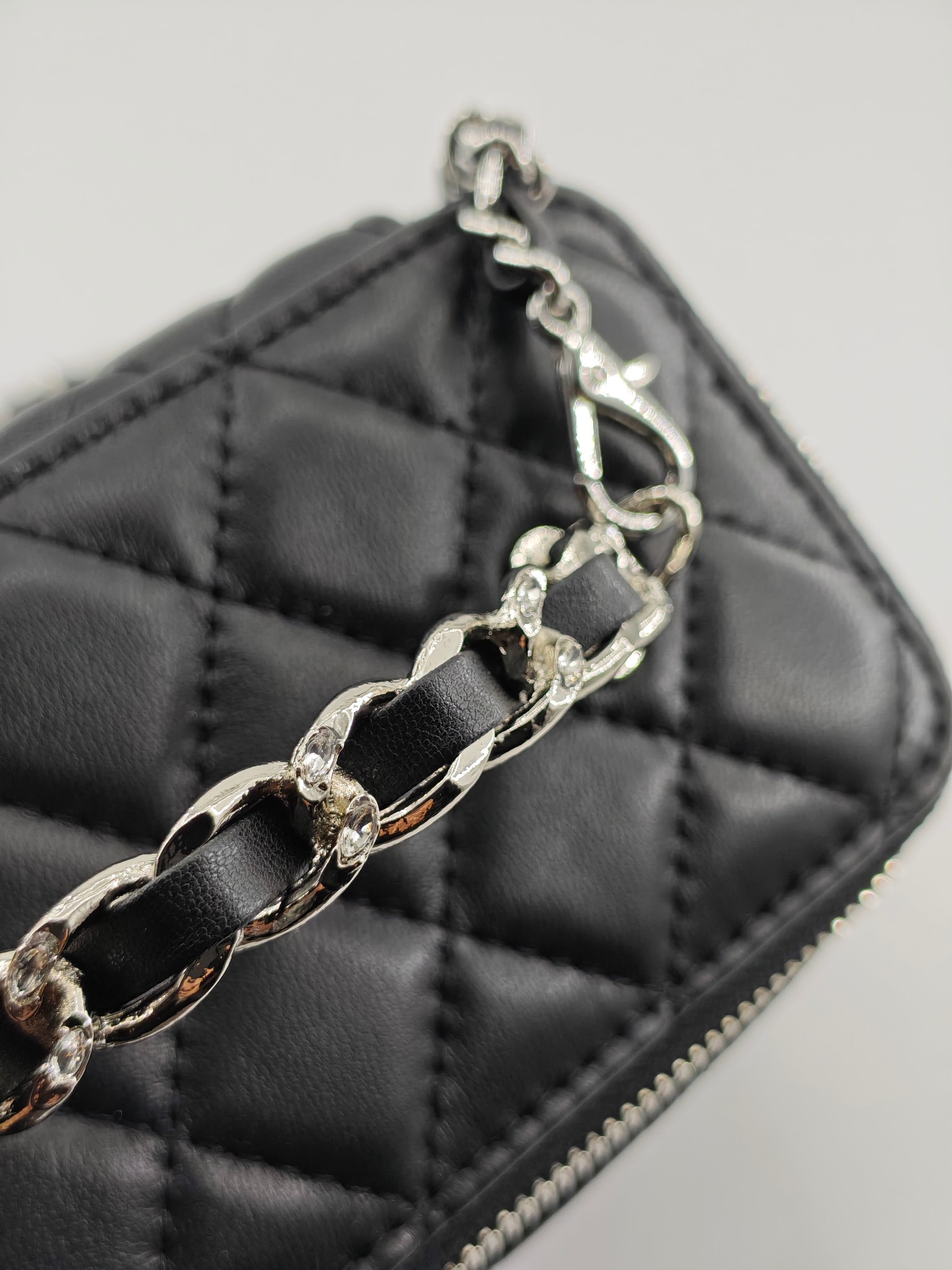 小香化妆包钻石手腕配金属链条化妆镜
黑色头层小羊皮金扣
实物实拍
尺寸：18*10*9
款号：760-1