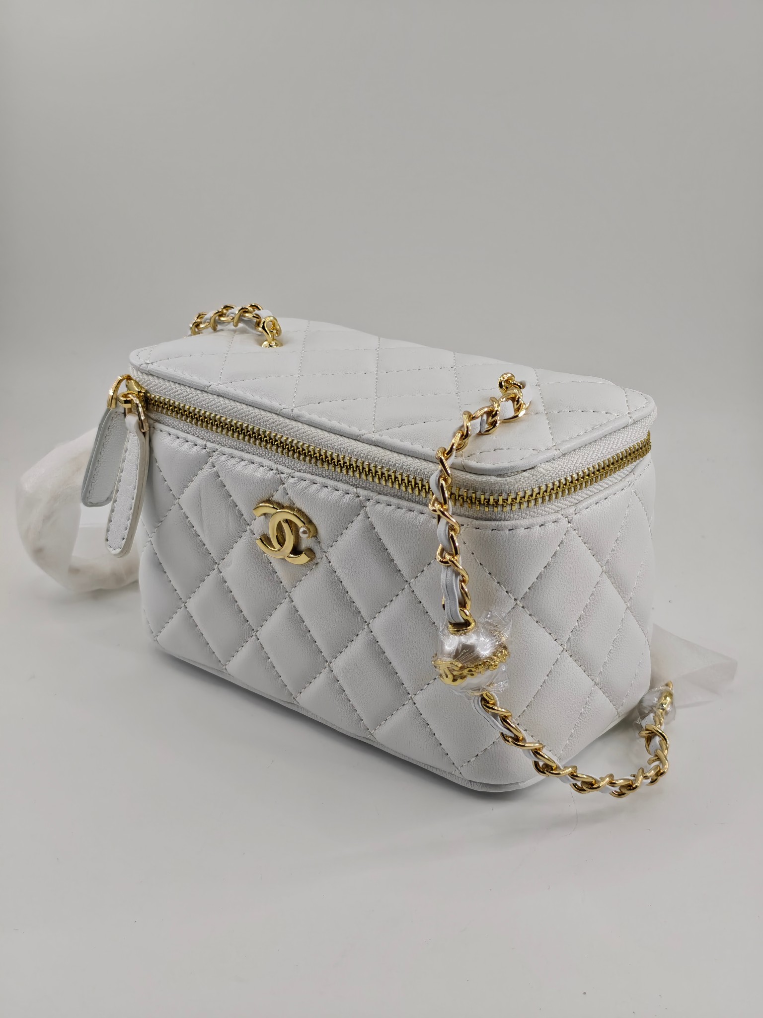 小香化妆包珍珠链配金属链条化妆镜
白色头层小羊皮金扣
实物实拍
尺寸：18*10*9
款号：783
