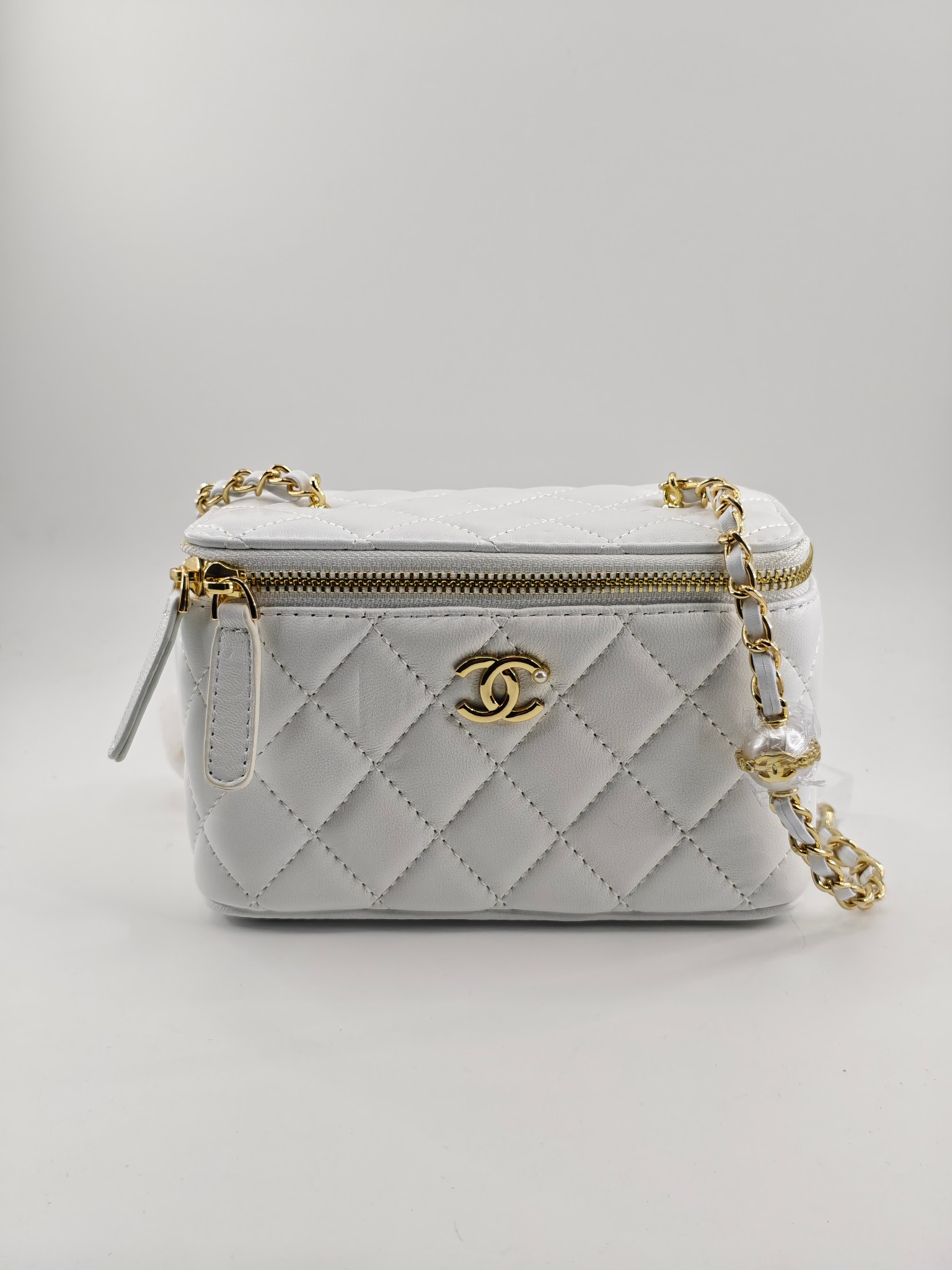 小香化妆包珍珠链配金属链条化妆镜
白色头层小羊皮金扣
实物实拍
尺寸：18*10*9
款号：783
