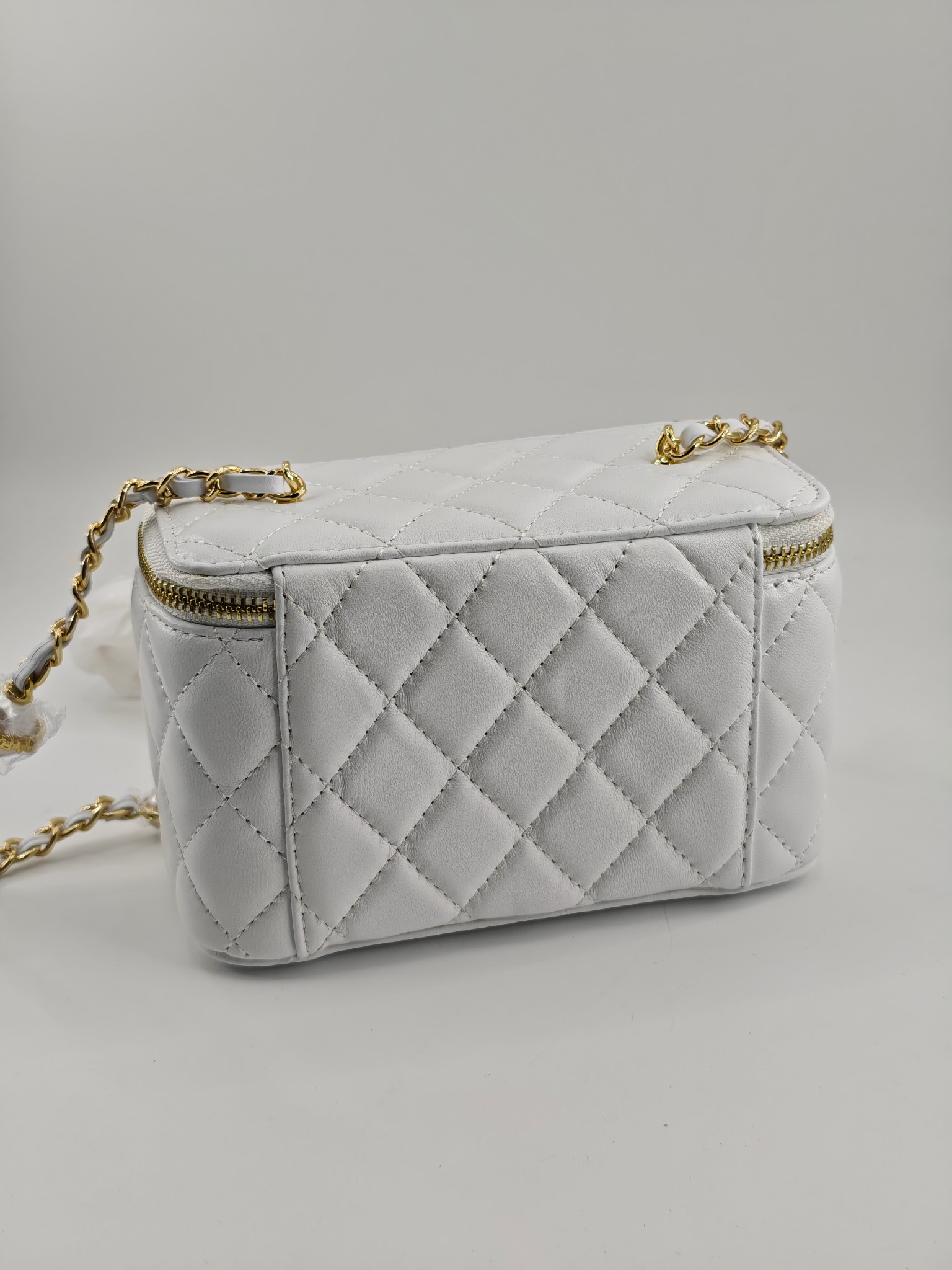 小香化妆包珍珠链配金属链条化妆镜
白色头层小羊皮金扣
实物实拍
尺寸：18*10*9
款号：783
