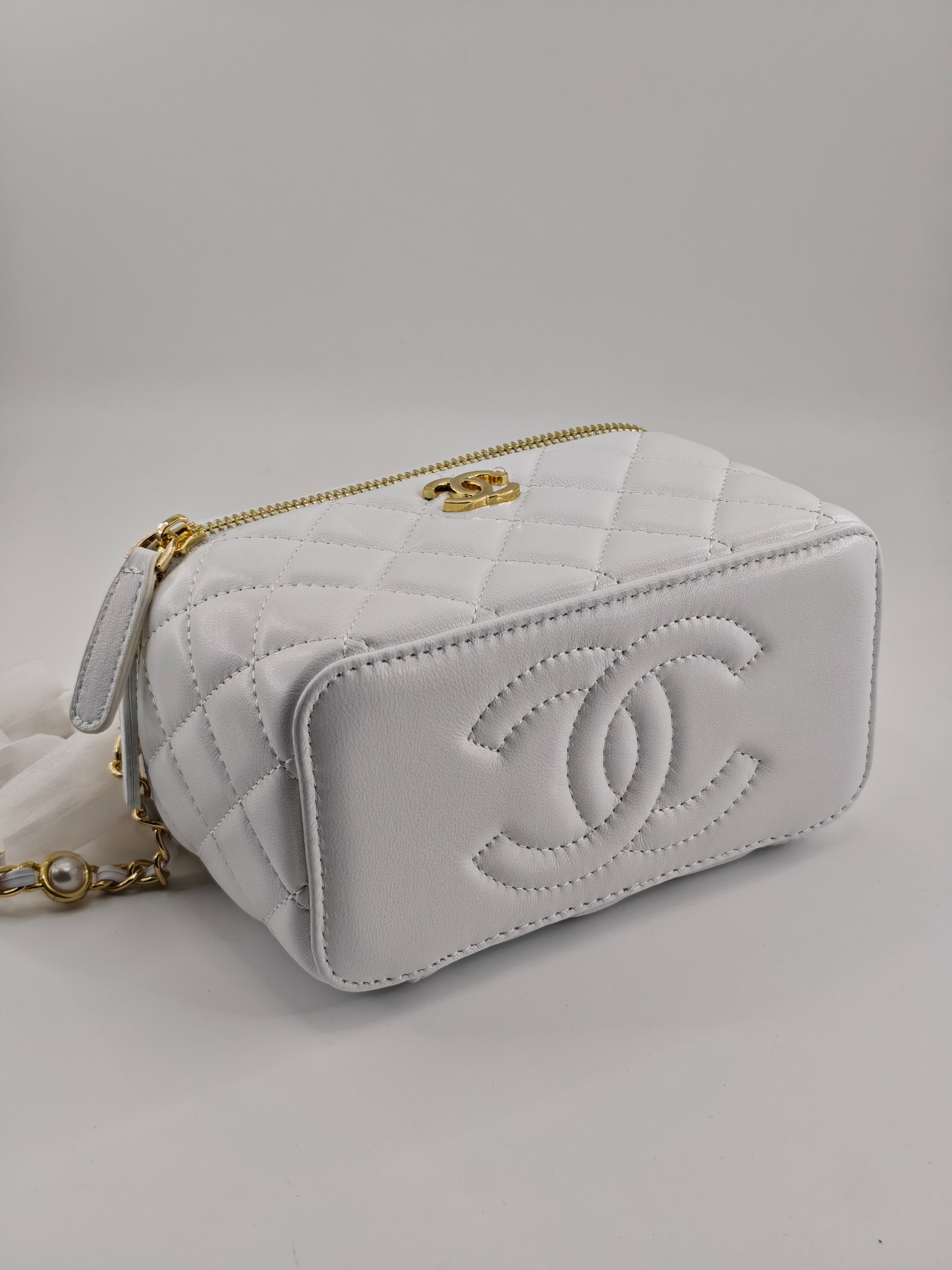 小香化妆包珍珠链配金属链条化妆镜
白色头层小羊皮金扣
实物实拍
尺寸：18*10*9
款号：783
