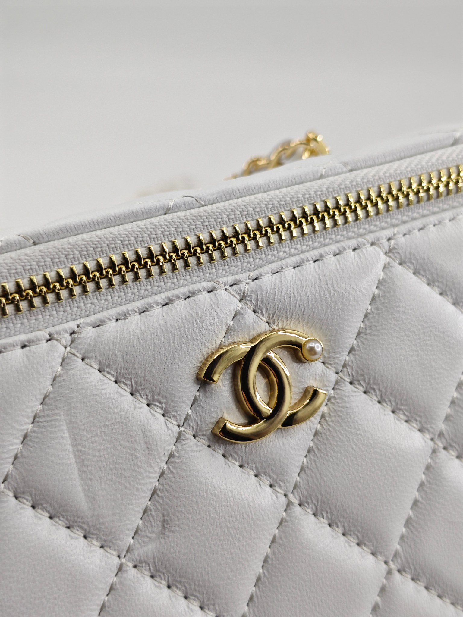 小香化妆包珍珠链配金属链条化妆镜
白色头层小羊皮金扣
实物实拍
尺寸：18*10*9
款号：783
