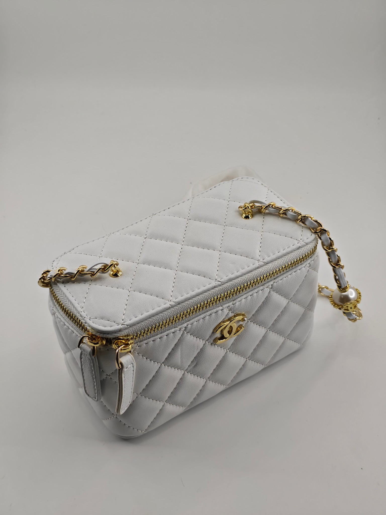 小香化妆包珍珠链配金属链条化妆镜
白色头层小羊皮金扣
实物实拍
尺寸：18*10*9
款号：783
