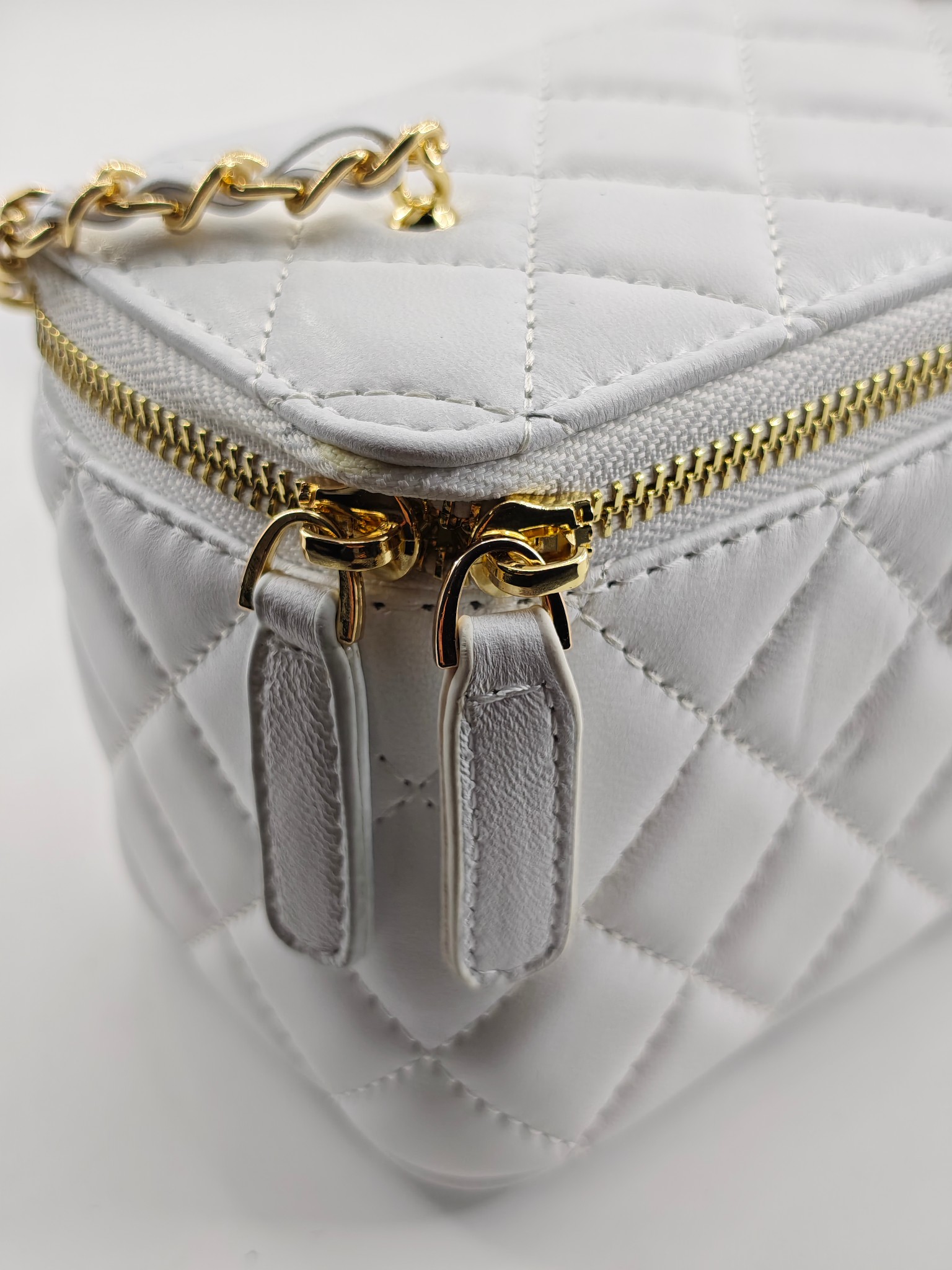 小香化妆包珍珠链配金属链条化妆镜
白色头层小羊皮金扣
实物实拍
尺寸：18*10*9
款号：783
