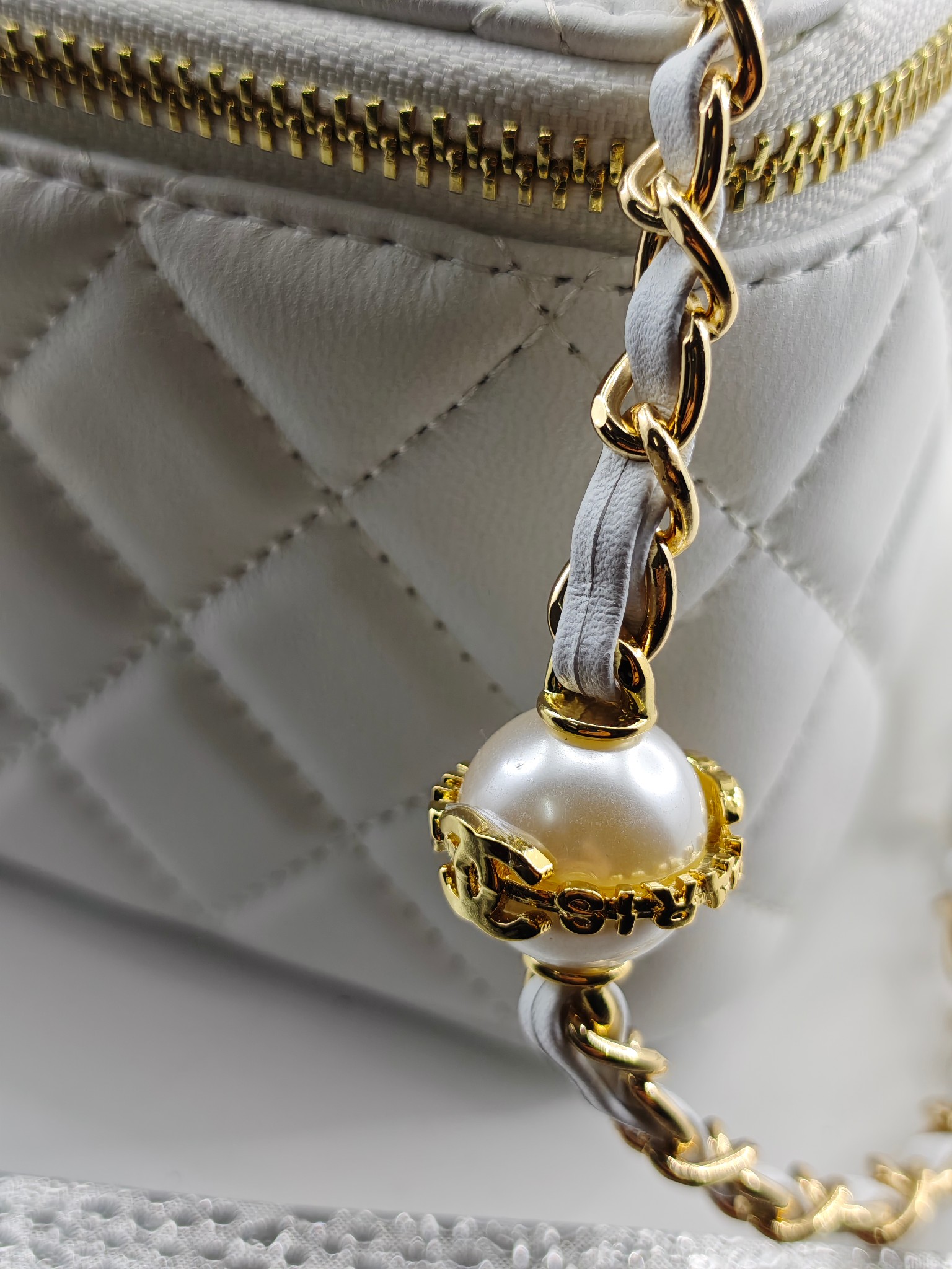 小香化妆包珍珠链配金属链条化妆镜
白色头层小羊皮金扣
实物实拍
尺寸：18*10*9
款号：783
