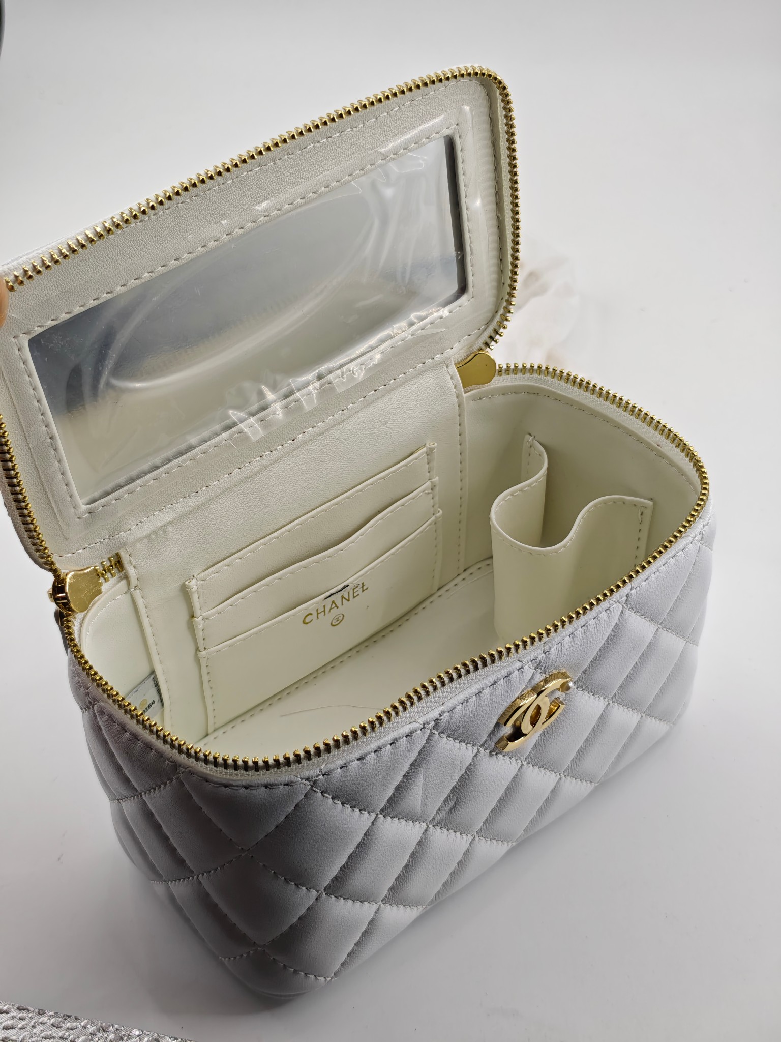 小香化妆包珍珠链配金属链条化妆镜
白色头层小羊皮金扣
实物实拍
尺寸：18*10*9
款号：783
