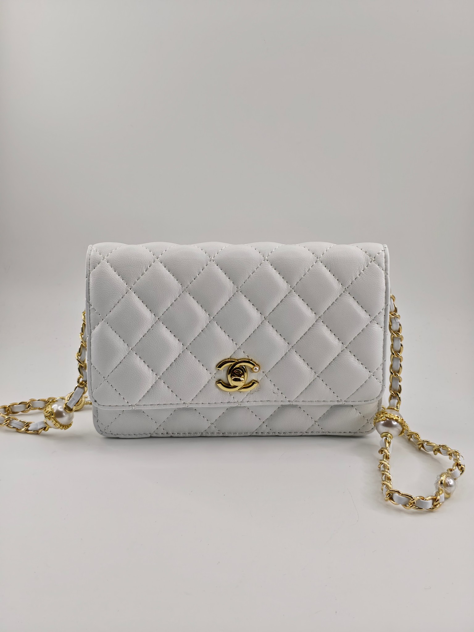 小香化妆包珍珠链配金属链条化妆镜
白色头层小羊皮金扣
实物实拍
尺寸：19*13*4
款号：785
