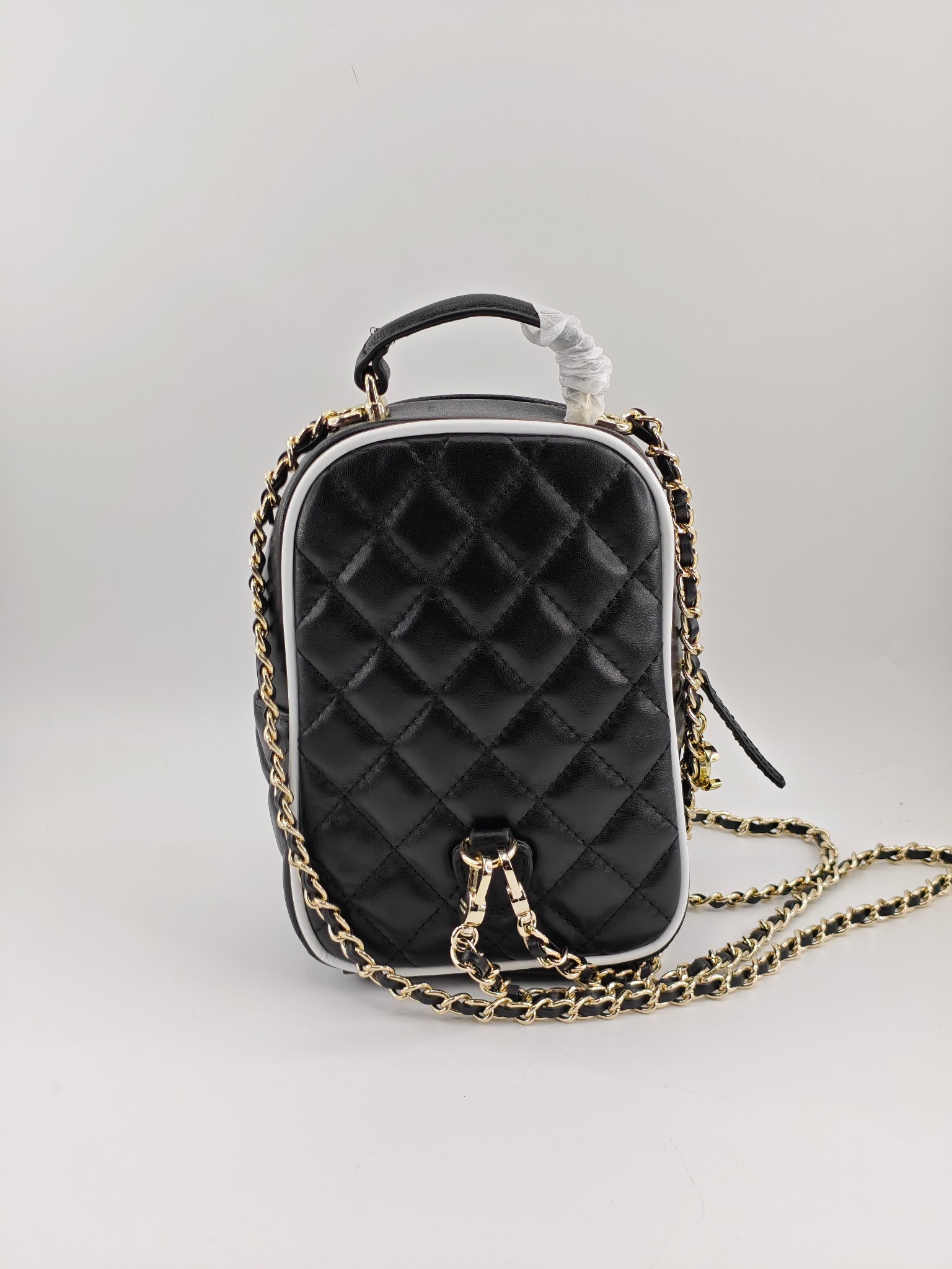   25春季新款小背包双拼色
黑色头层小羊皮黑配白
实物实拍
尺寸18x13x9cm
款号1025
