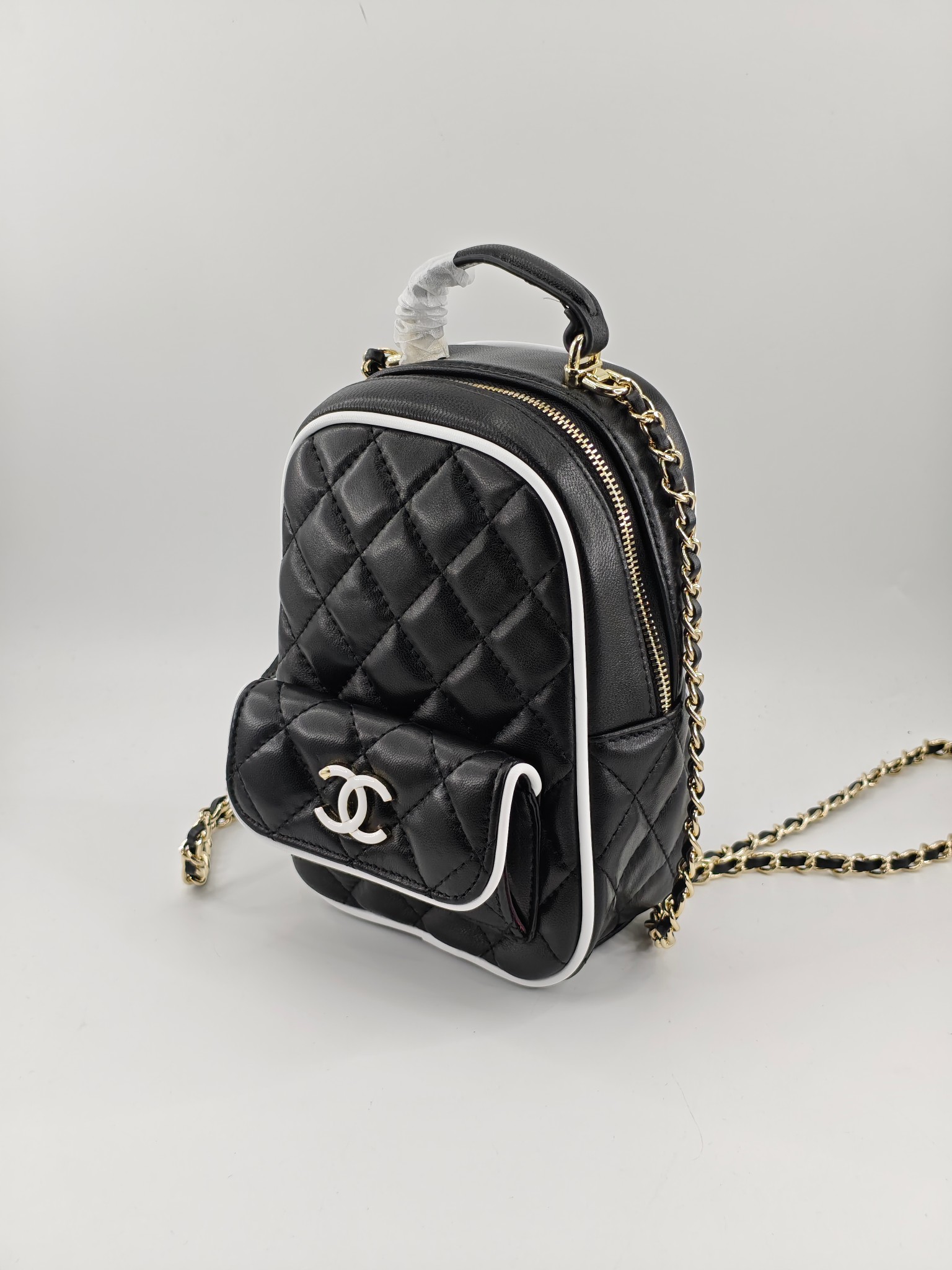   25春季新款小背包双拼色
黑色头层小羊皮黑配白
实物实拍
尺寸18x13x9cm
款号1025
