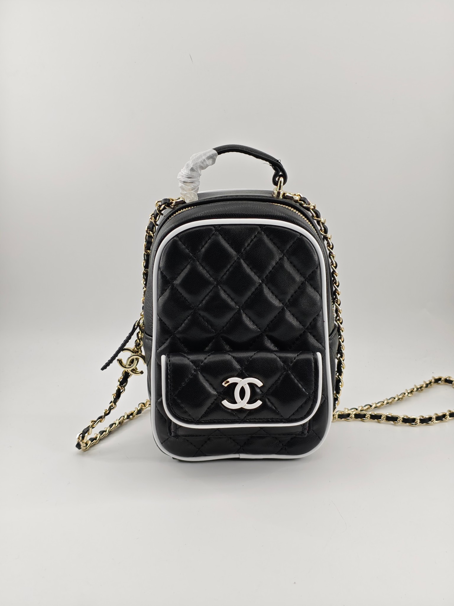   25春季新款小背包双拼色
黑色头层小羊皮黑配白
实物实拍
尺寸18x13x9cm
款号1025
