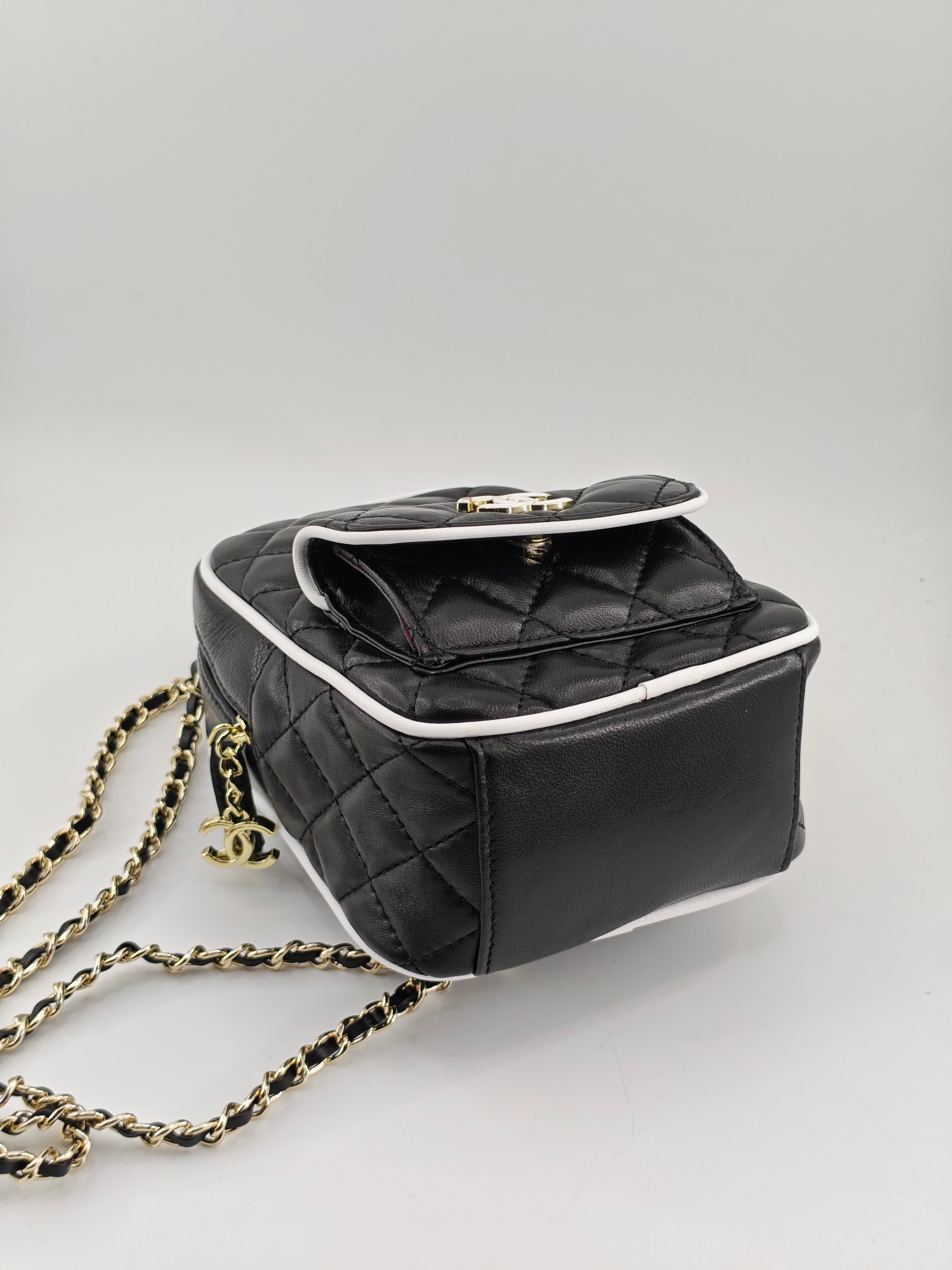   25春季新款小背包双拼色
黑色头层小羊皮黑配白
实物实拍
尺寸18x13x9cm
款号1025
