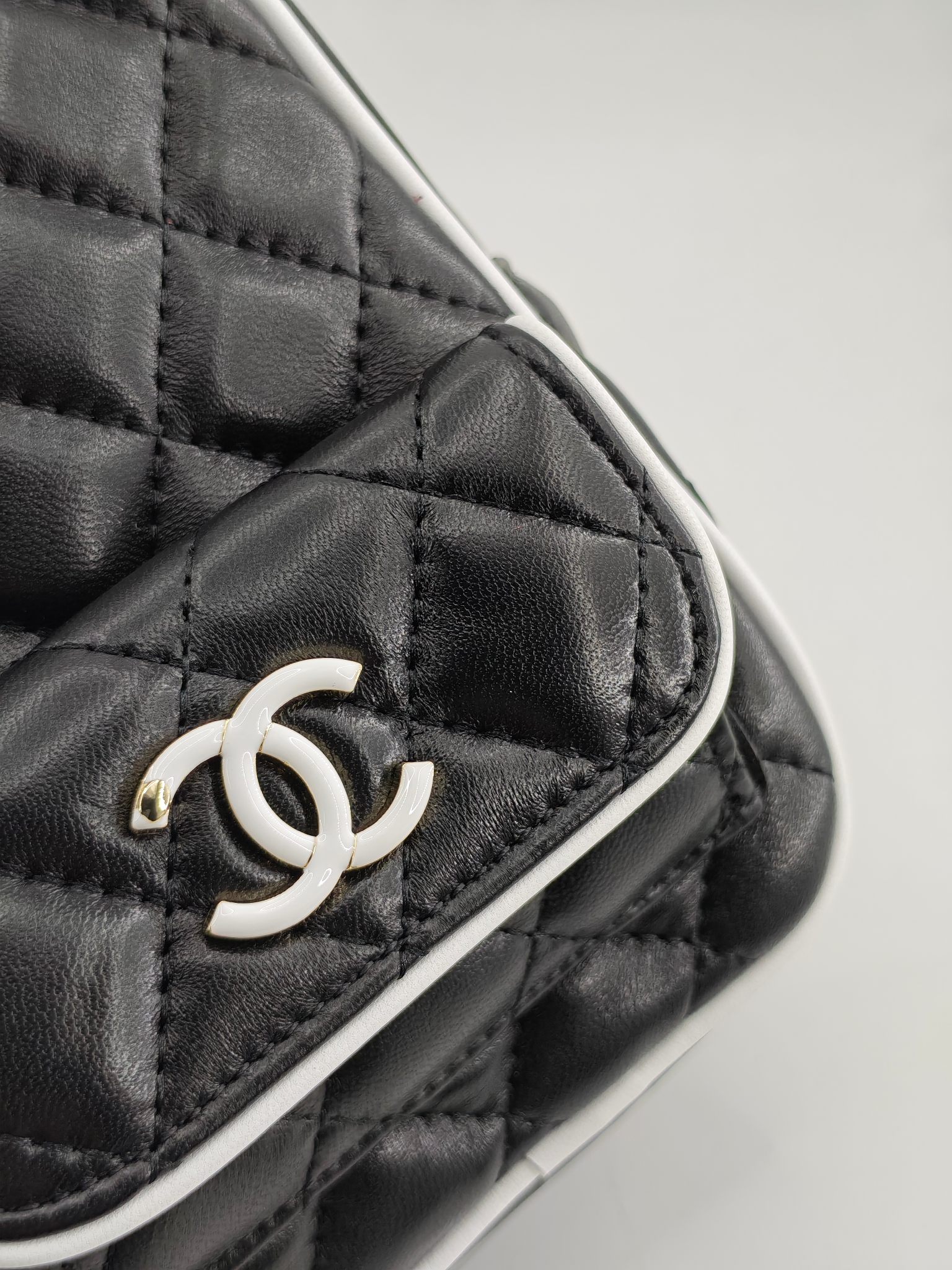   25春季新款小背包双拼色
黑色头层小羊皮黑配白
实物实拍
尺寸18x13x9cm
款号1025
