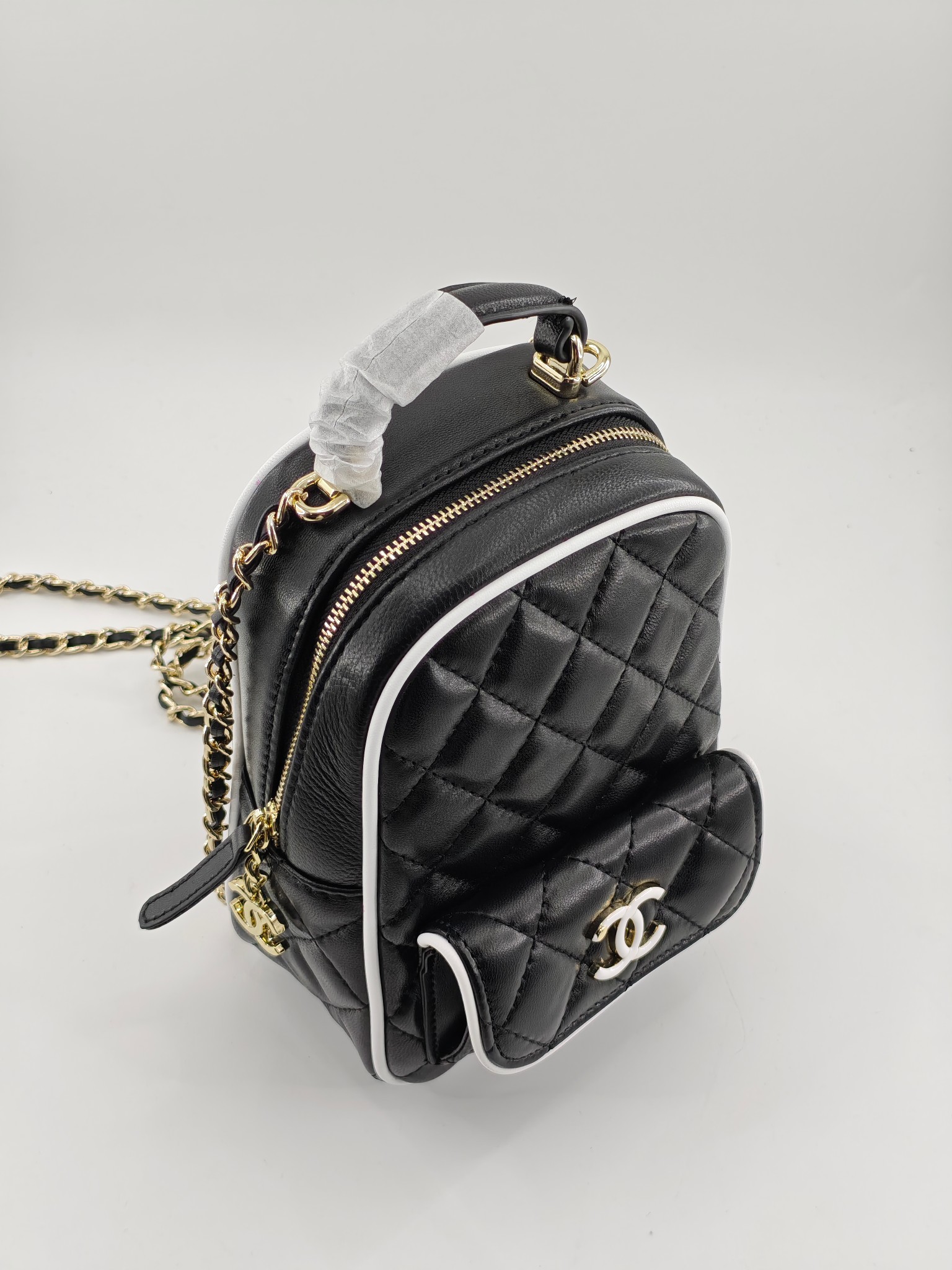   25春季新款小背包双拼色
黑色头层小羊皮黑配白
实物实拍
尺寸18x13x9cm
款号1025
