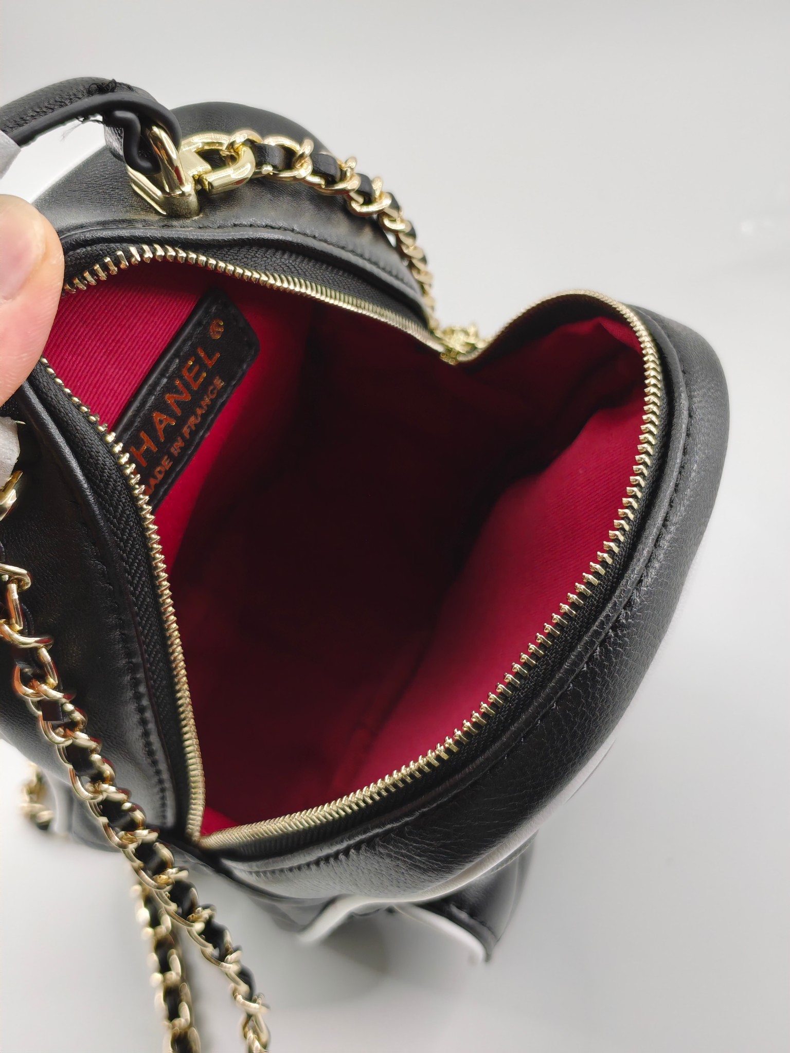   25春季新款小背包双拼色
黑色头层小羊皮黑配白
实物实拍
尺寸18x13x9cm
款号1025
