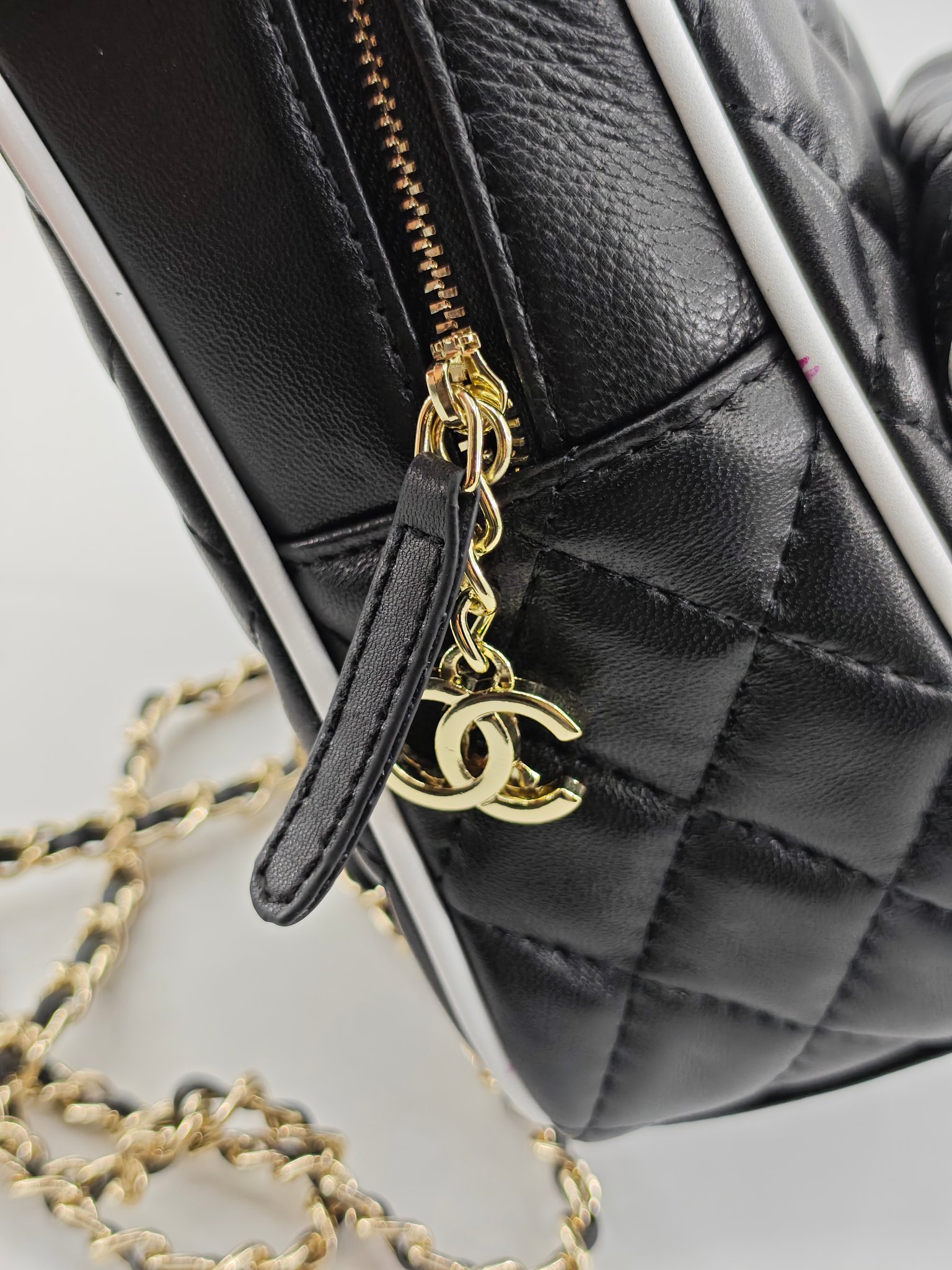   25春季新款小背包双拼色
黑色头层小羊皮黑配白
实物实拍
尺寸18x13x9cm
款号1025
