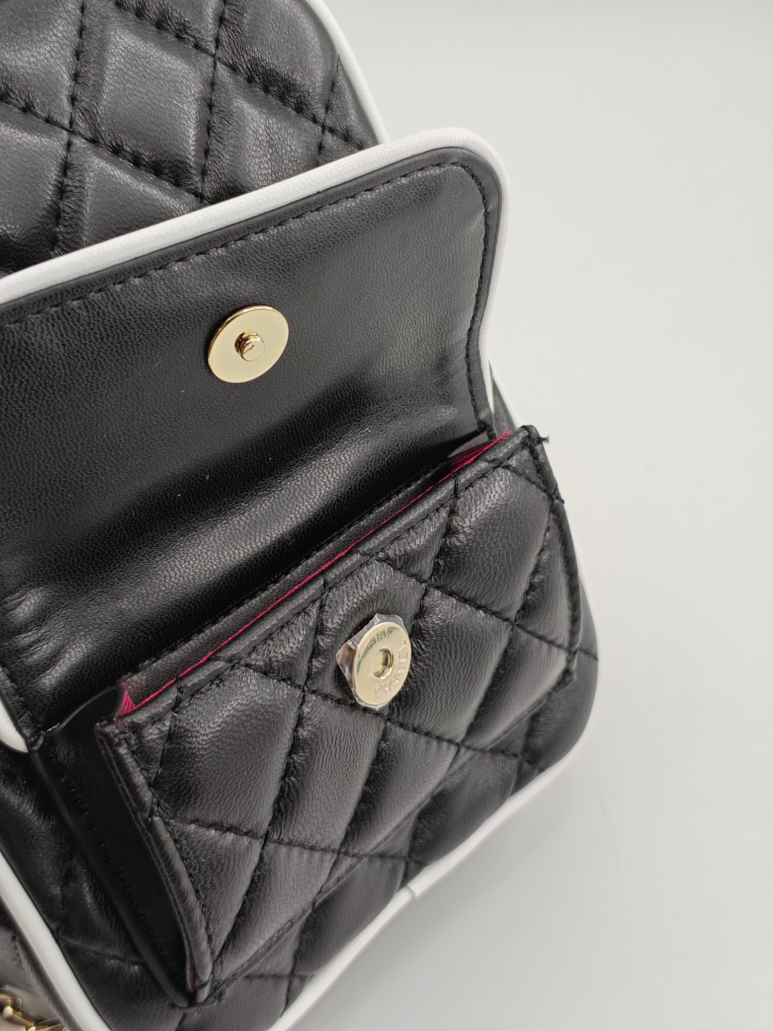   25春季新款小背包双拼色
黑色头层小羊皮黑配白
实物实拍
尺寸18x13x9cm
款号1025
