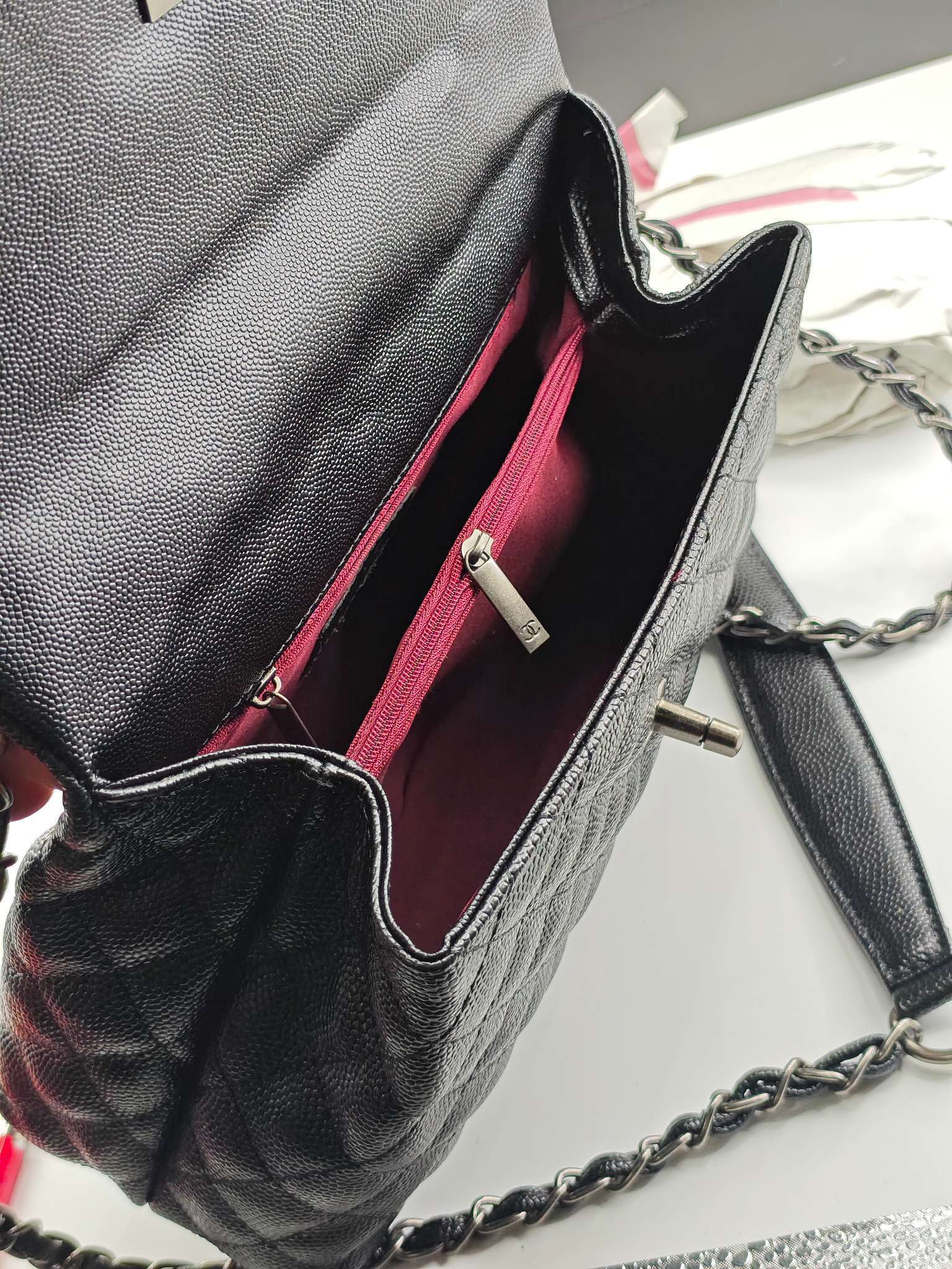 独特设计肩背手提两用的扣盖包材质复古五金,手提柄可是最费手工的哦!相同的皮料单手挽手提单肩包:全新更新款