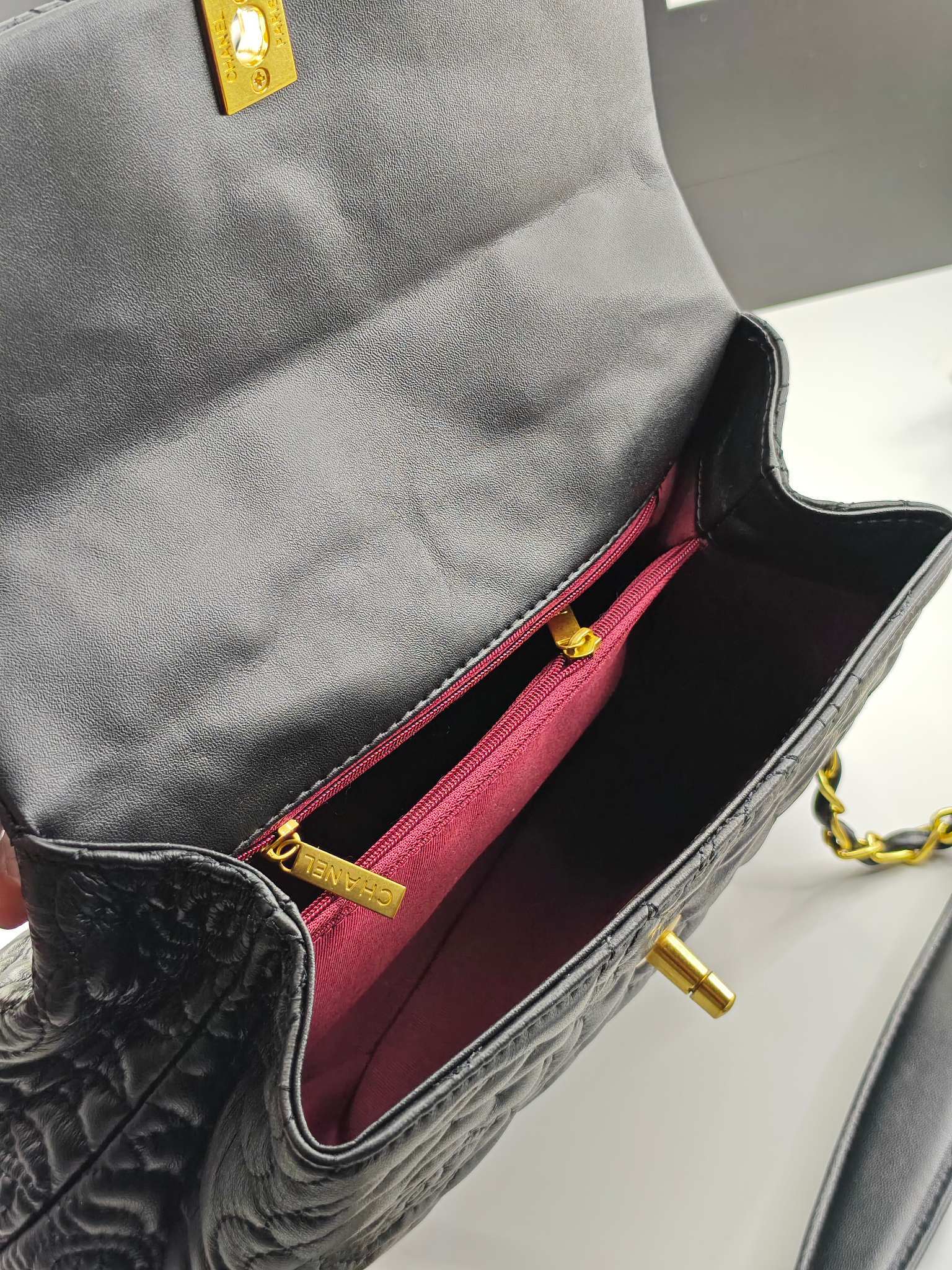 独特设计肩背手提两用的扣盖包材质复古五金,手提柄可是最费手工的哦!相同的皮料单手挽手提单肩包:全新更新款