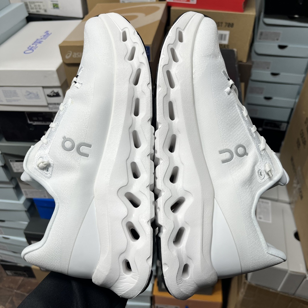 纯原 On昂跑 Cloudtilt Loewe 彩虹配色 户外街头机能风跑步鞋
Cloud Hi Ed