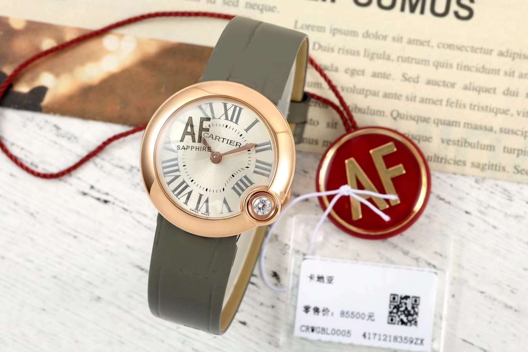 NO:858248,AF new model - Confession Balloon Ballon Blanc de Cartier series watch; Dial thickness: 8.54mm Movement type: Swiss quartz movement Mirror material: Sapphire crystal mirror [Watch diameter: 30mm] The case is inlaid with a brilliant-cut diamond at 4 o'clock, and the color perfectly restores the real diamond!  The silver-plated matte dial and the sword-shaped hands show a dazzling luster under the light. The classic design is elegant and timeless; the strap is made of Italian calfskin, and silk straps are also available. The textured strap adds elegance and charm to the wrist; the strap is equipped with a pin buckle, and the wearing method is very simple ~ Ballon Blanc's new design style shows a unique charm, classic posture, giving sparkling confidence, suitable for various occasions!  ,,cartier,cowhide19860909AF新款-告白气球Ballon Blanc de Cartier系列腕表； 表盘厚度:8.54mm 机芯类型:瑞士石英机芯 表镜材质:蓝宝石水晶镜面【腕表直径:30mm】表壳4时位置镶嵌一颗明亮式切割钻石,色泽完美还原真钻！镀银磨砂表盘配合剑型指针在光照下呈现耀眼光泽,经典设计,优雅不过时；. 表带材质采用意大利小牛皮、且另有绢丝表带可供选择,质感表带,为腕间增添高雅迷人的魅力；表带装配针式表扣,佩戴方法十分简易~ Ballon Blanc白气球焕然一新的设计风格展现出独特的魅力风范,经典姿态、赋予闪耀自信,适合各种场合！,,cartier,cowhide,Watch