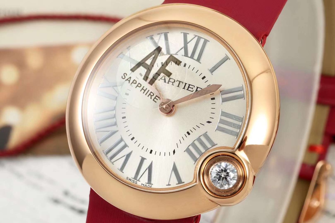 NO:157009,AF new model - Ballon Blanc de Cartier series watches; Dial thickness: 8.54mm Movement type: Swiss quartz movement Watch mirror material: sapphire crystal mirror [Watch diameter: 30mm] At 4 o'clock the case is inlaid with a brilliant cut diamond, and the color is perfectly restored to the real diamond!  The silver-plated matte dial and sword-shaped hands show a dazzling luster under the light, with a classic design, elegant and outdated; the strap is made of Italian calfskin and a silk strap is also available. The textured strap adds elegant and charming charm to the wrist; the strap is equipped with a pin buckle, and the wearing method is very simple~ The new design style of the Ballon Blanc white balloon shows a unique charm style, classic posture, shining confidence, and is suitable for all occasions!  cartier cowhide19860909AF新款-告白气球Ballon Blanc de Cartier系列腕表； 表盘厚度:8.54mm 机芯类型:瑞士石英机芯 表镜材质:蓝宝石水晶镜面【腕表直径:30mm】表壳4时位置镶嵌一颗明亮式切割钻石,色泽完美还原真钻！镀银磨砂表盘配合剑型指针在光照下呈现耀眼光泽,经典设计,优雅不过时； 表带材质采用意大利小牛皮、且另有绢丝表带可供选择,质感表带,为腕间增添高雅迷人的魅力；表带装配针式表扣,佩戴方法十分简易~ Ballon Blanc白气球焕然一新的设计风格展现出独特的魅力风范,经典姿态、赋予闪耀自信,适合各种场合！,,cartier,cowhide,Watch